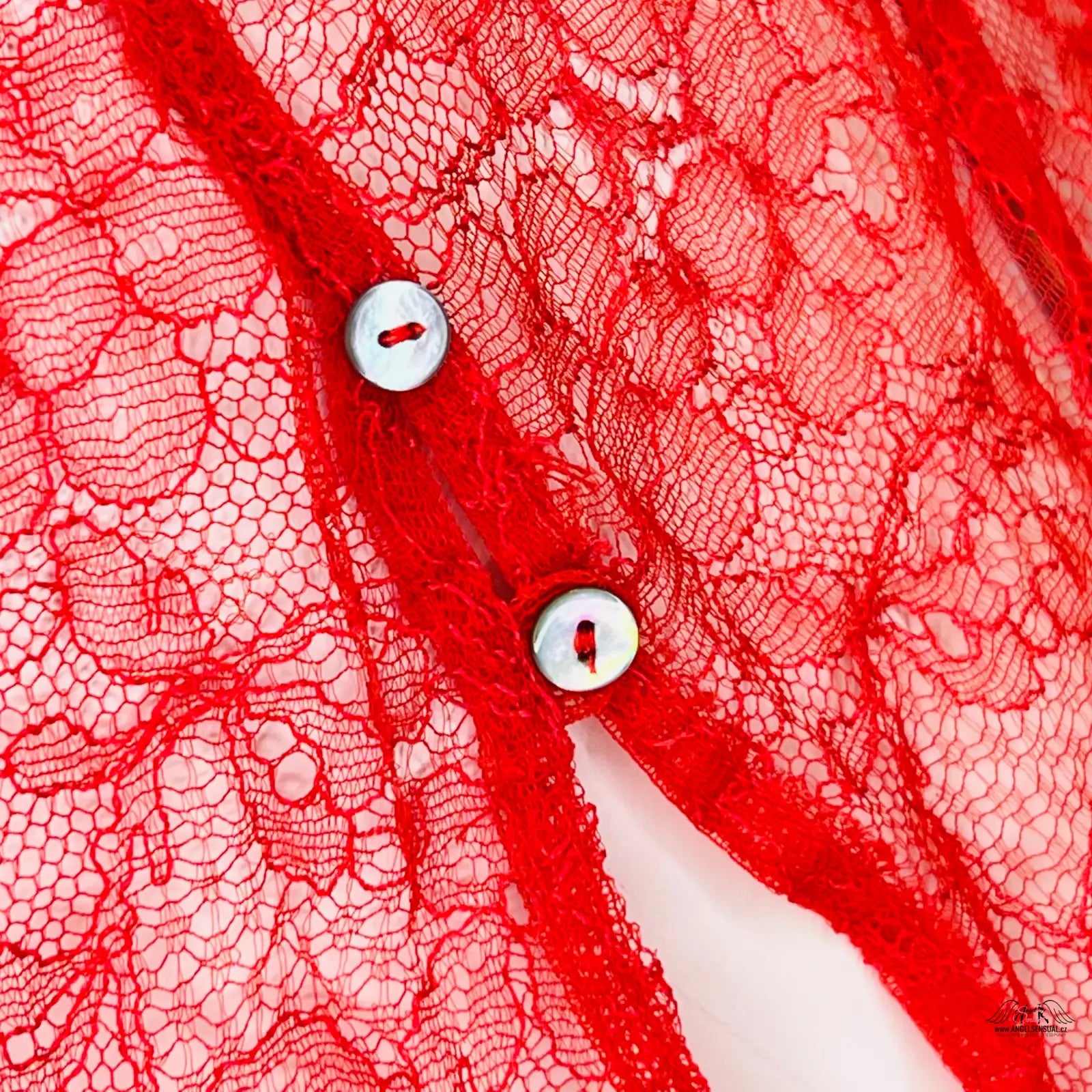 Red lace garment with mother-of-pearl buttons, elegantní podvazkový pás Annoushka