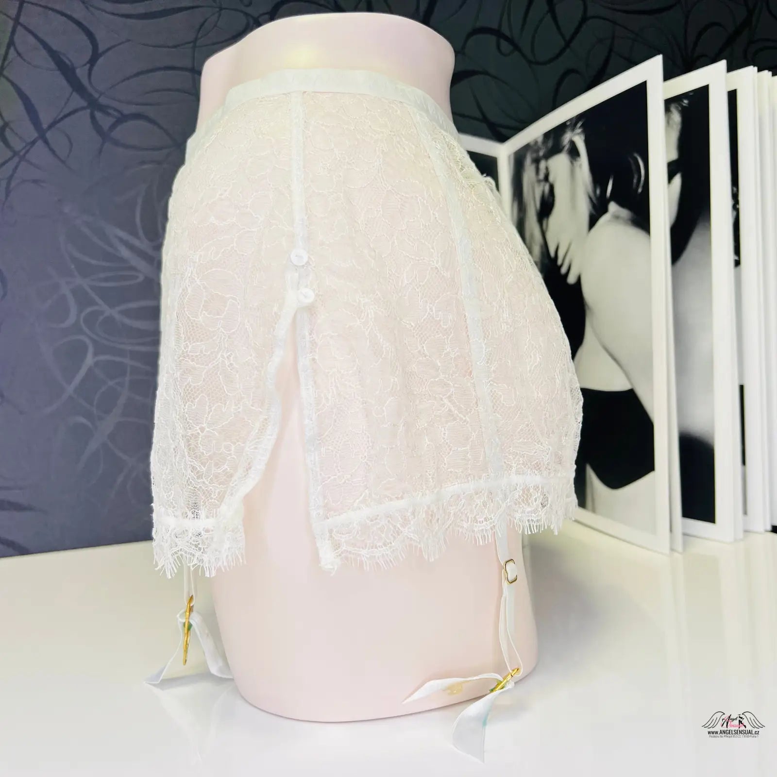 Bílá krajková sukně Annoushka na mannequin s agent Provocateur suspender