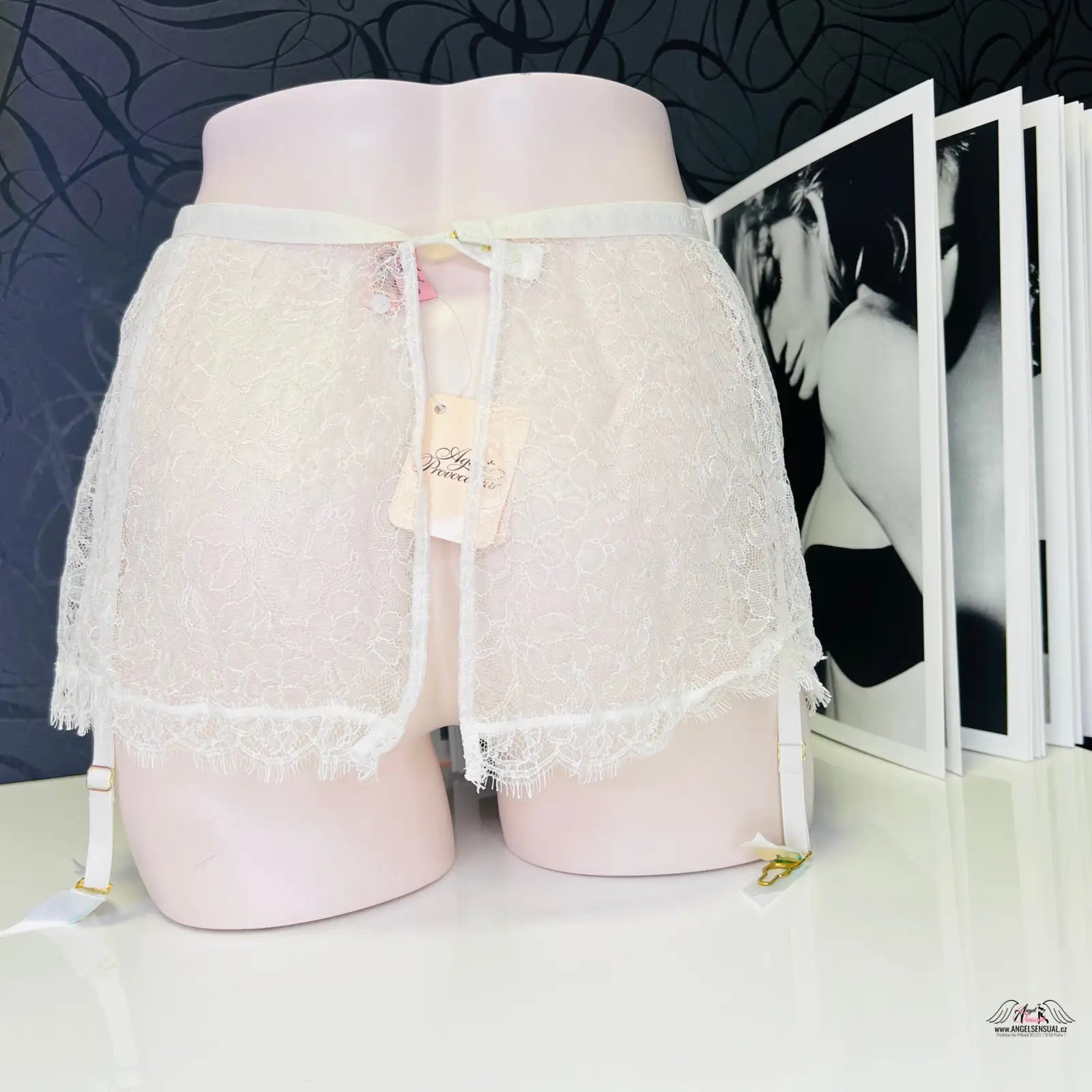 Lace garter belt on mannequin with Černá krajková sukně Annoushka and annoushka suspender