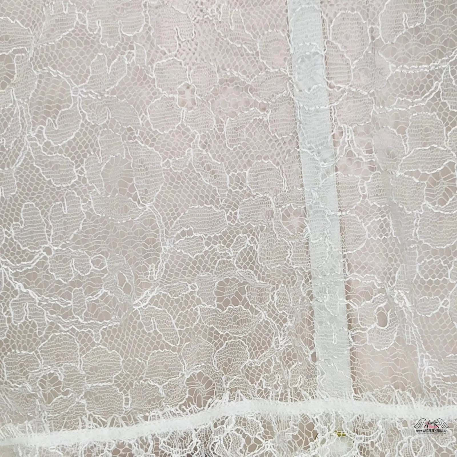 Delikátní bílá krajková látka sukně Annoushka pro krajková sukně Annoushka a suspender