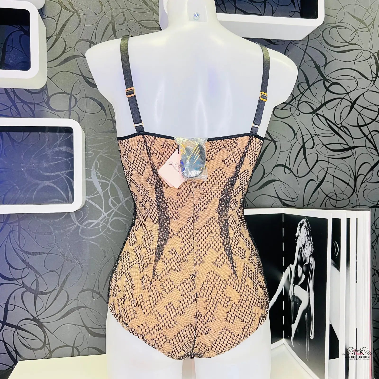 Lace-patterned bodysuit on a mannequin, exkluzivní body od Agent Provocateur s ozdobnou krajkou