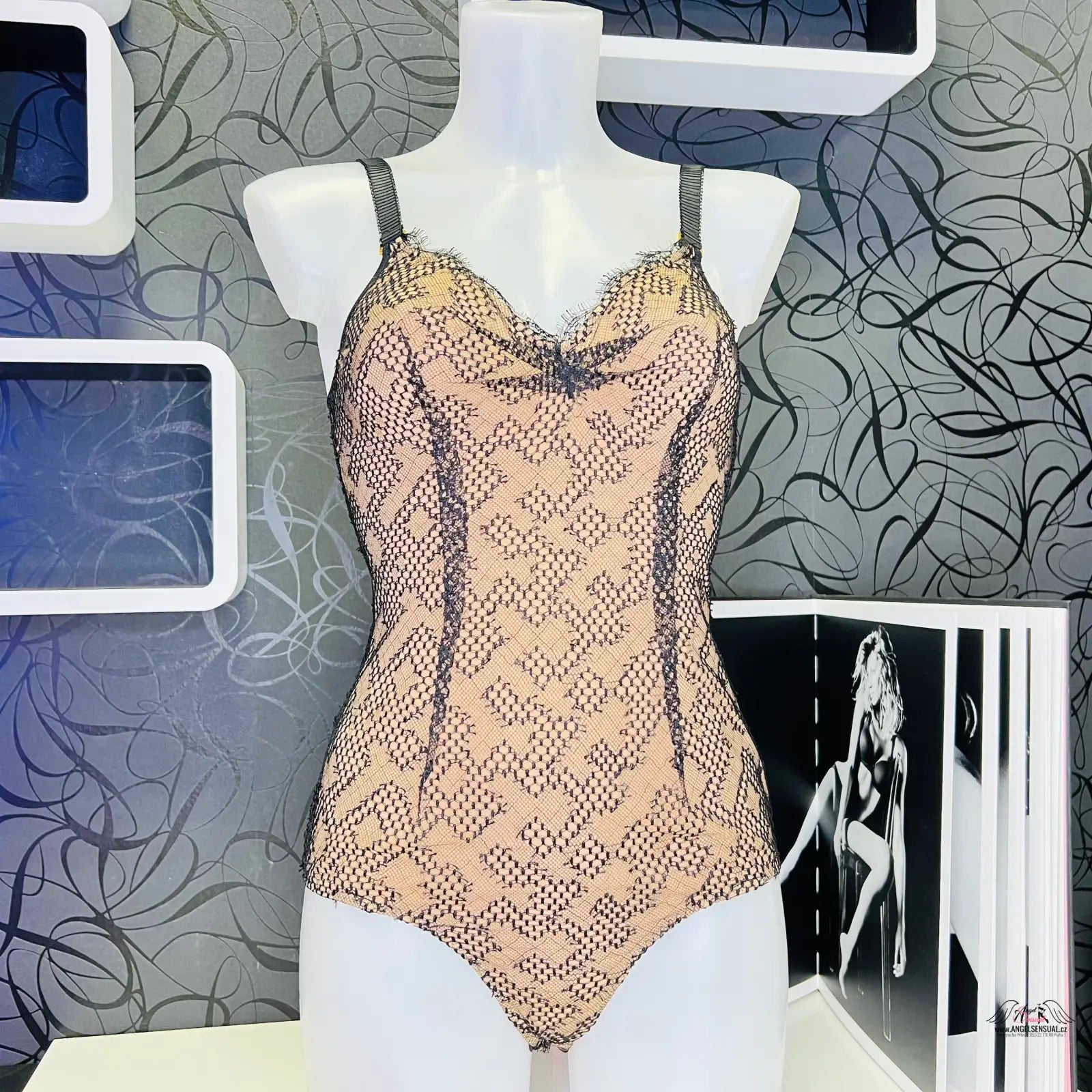 Agent Provocateur Podvazkové Body Elsey s ozdobnou krajkou na figuríně