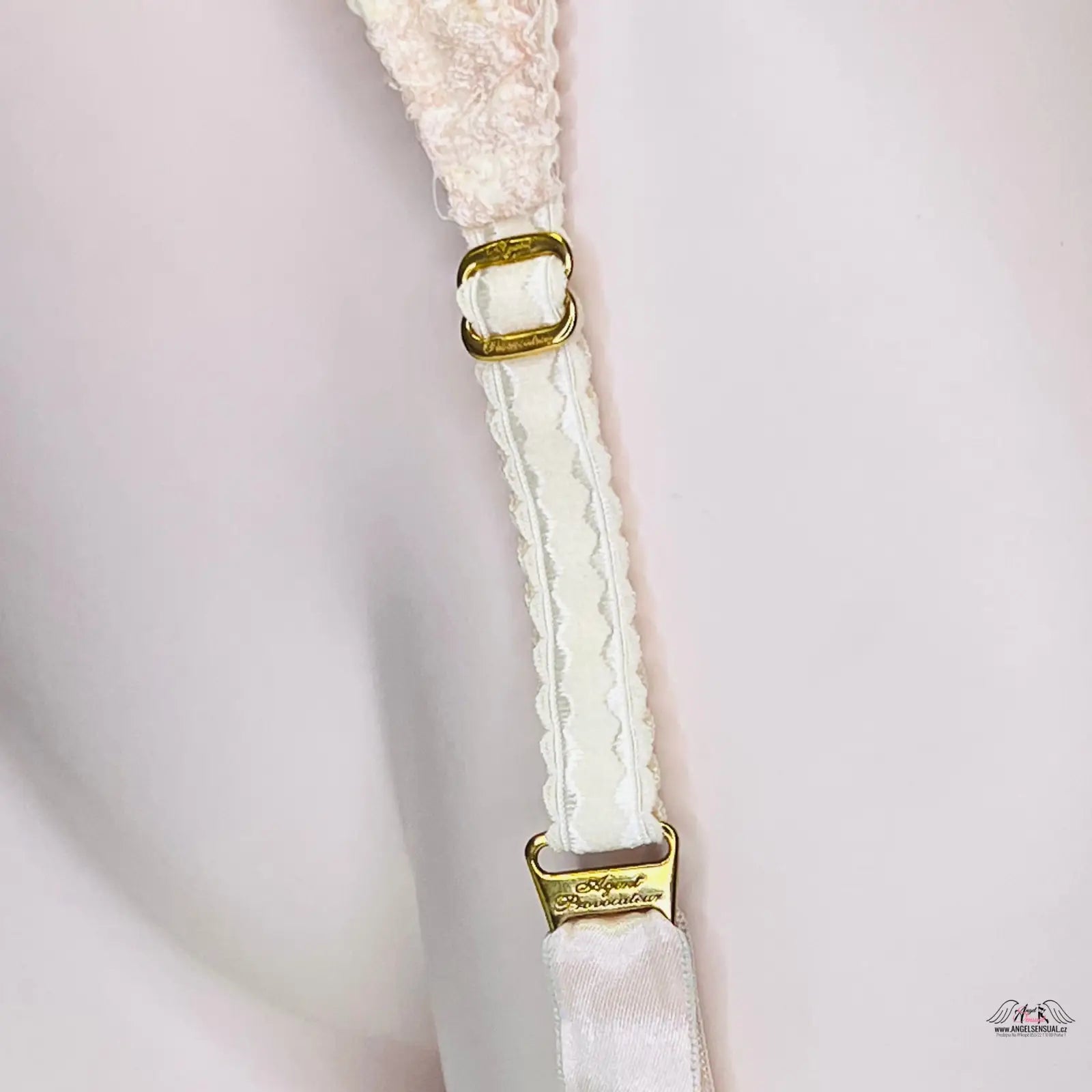 Kouzlo Abbey suspender s bílým páskem a zlatými nastavovacími prvky, jemná růžová elegance