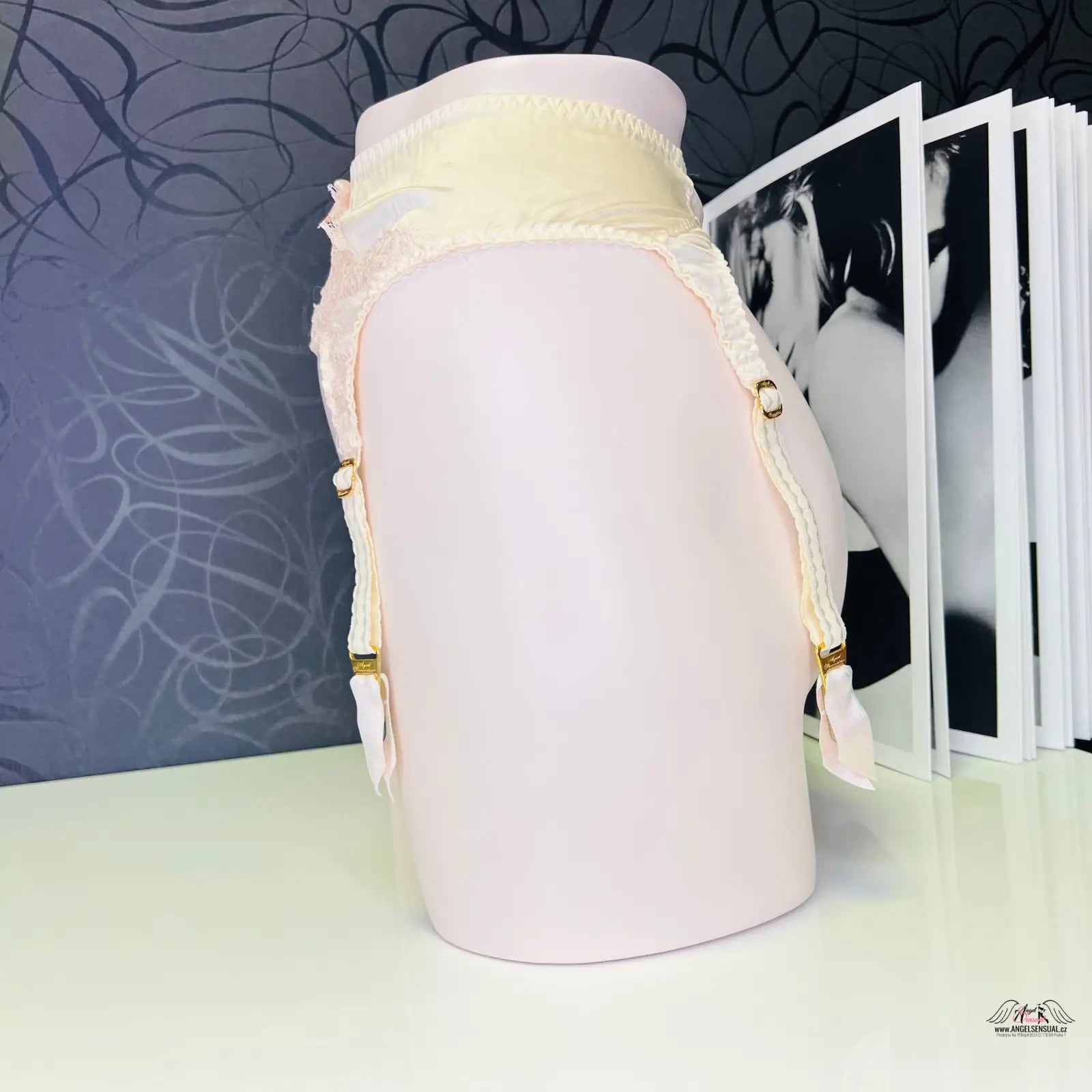 Kouzlo Abbey suspender jemná růžová elegance s keramickým váza s zlatými detaily