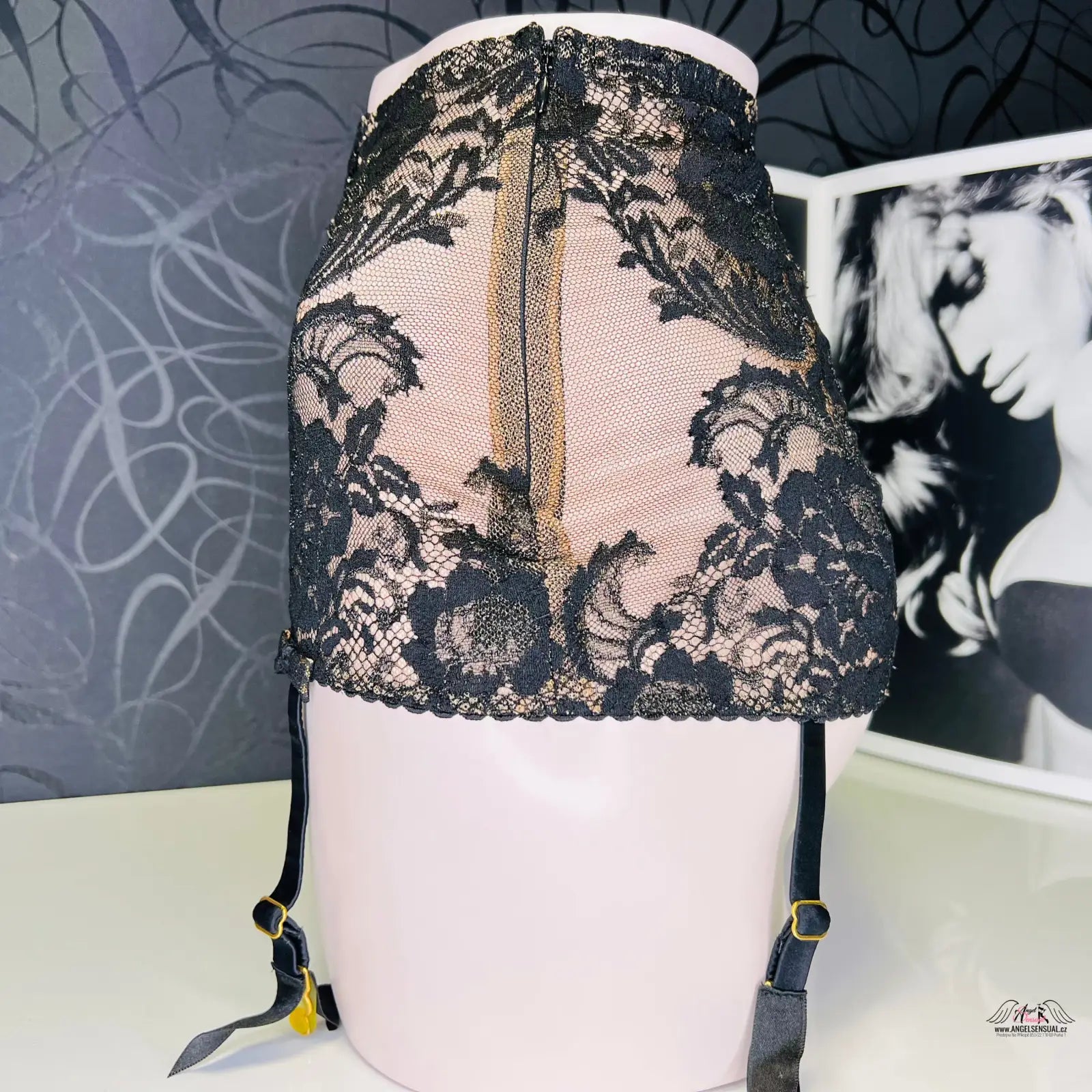 Black lace podvazkový pás Adelia s luxusním adelia roll a zlatým zdobením