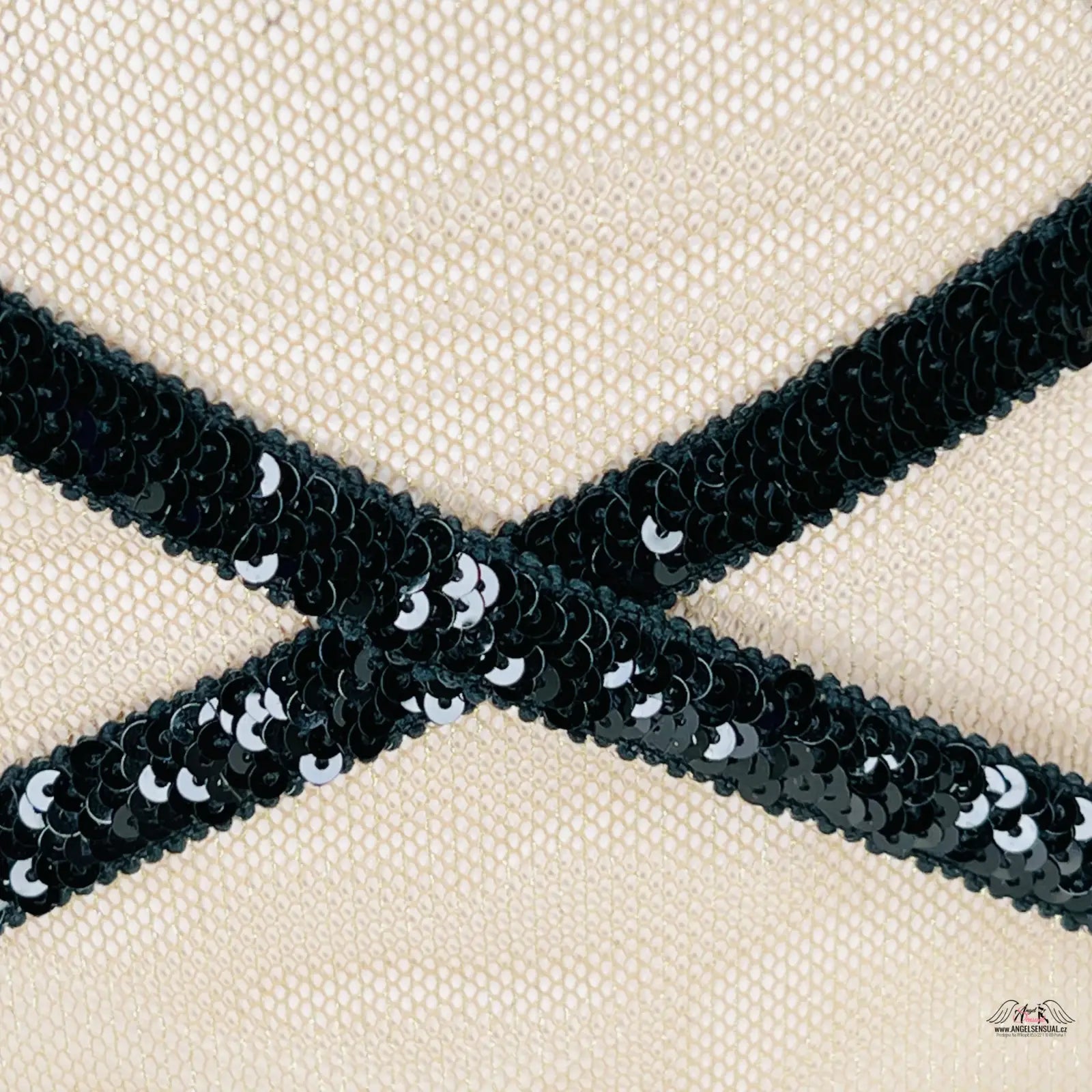 Crisscrossed black sequin trim na luxusním Adelia roll podvazkový pás se zlatým zdobením