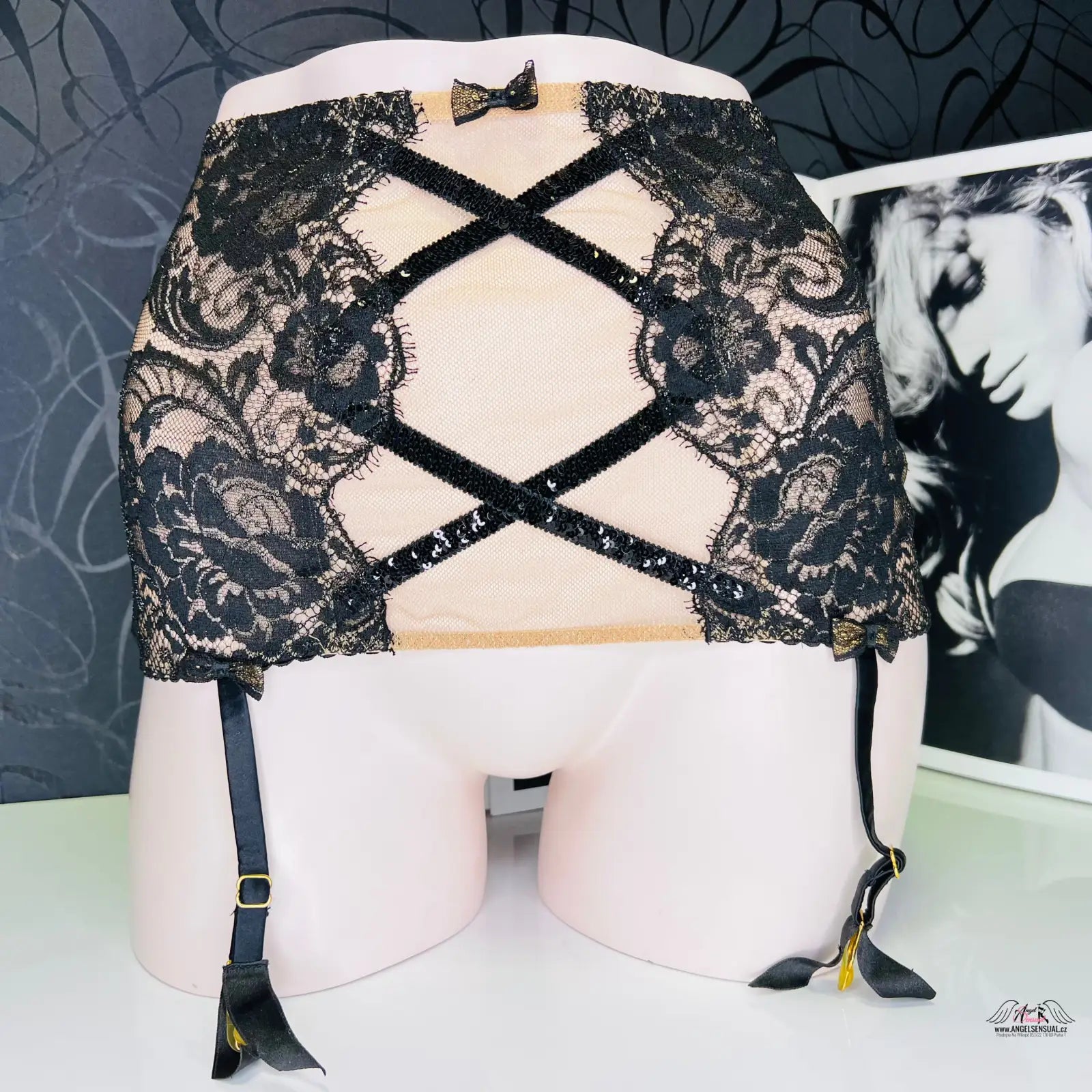 Black lace podvazkový pás Adelia s luxusním Adelía roll a zlatým zdobením