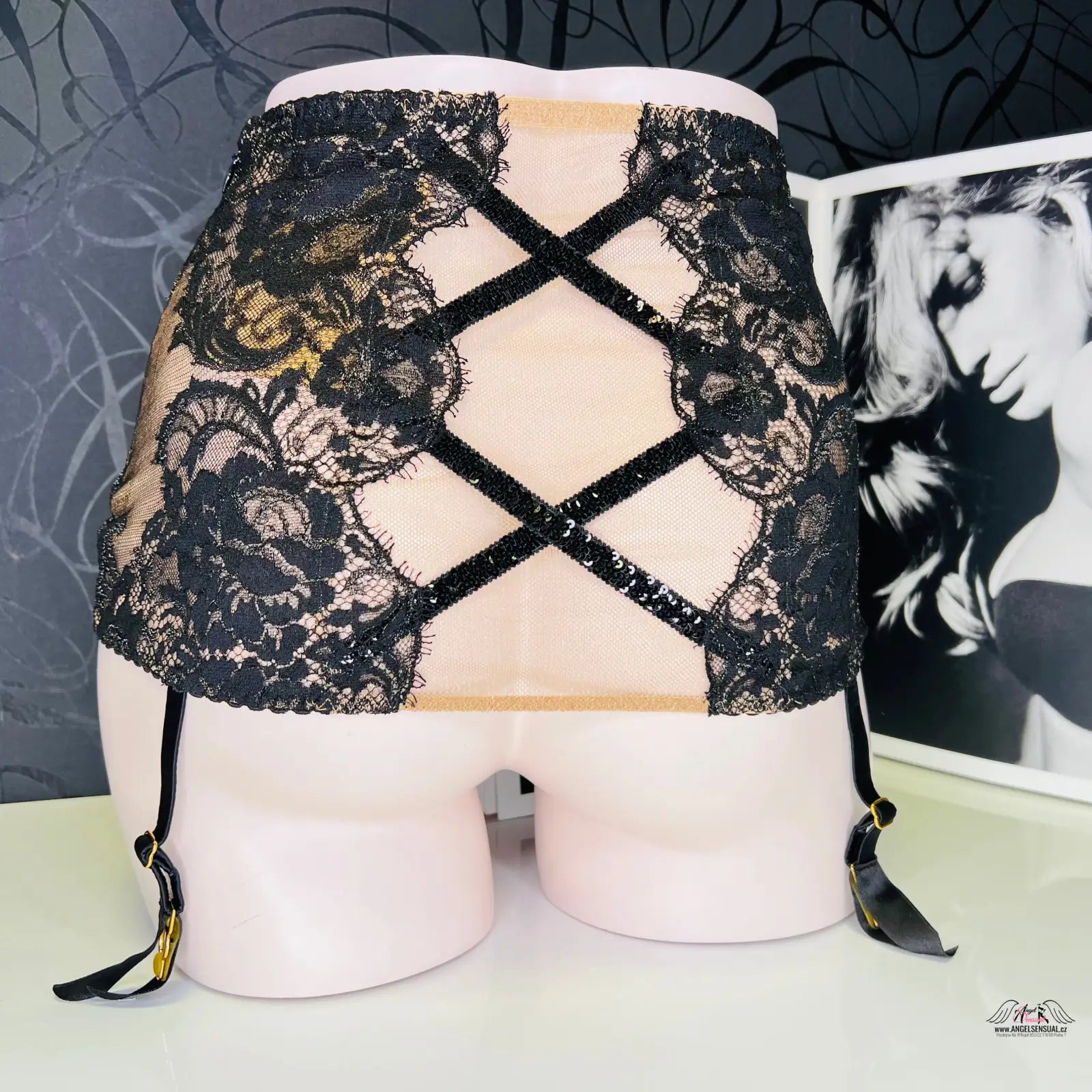 Black lace podvazkový pás Agent Provocateur Adelia s luxusním adelia roll a zlatým zdobením