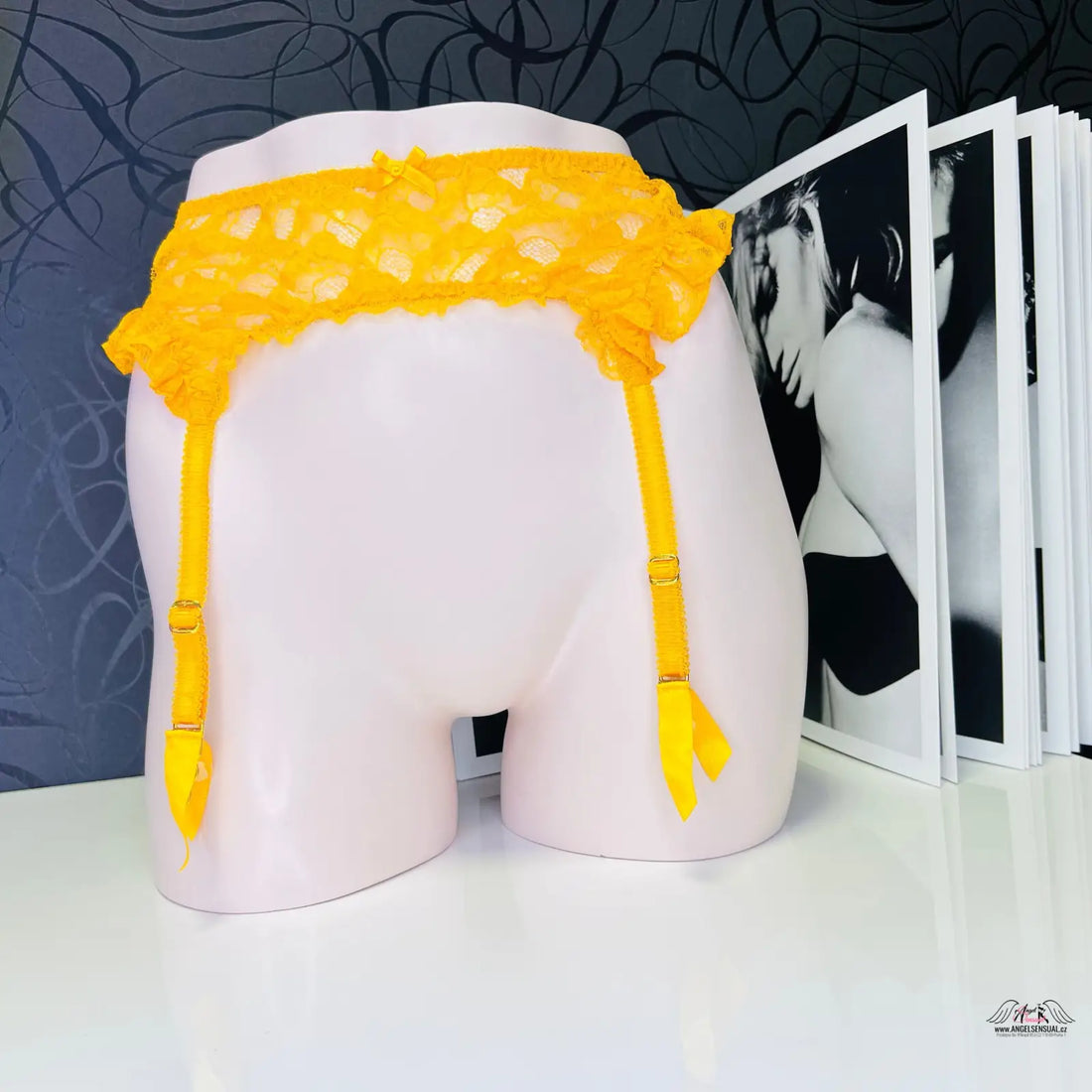 Žlutý krajkový podvazkový pás Anna z kolekce Agent Provocateur Podvazkový Pás Anna