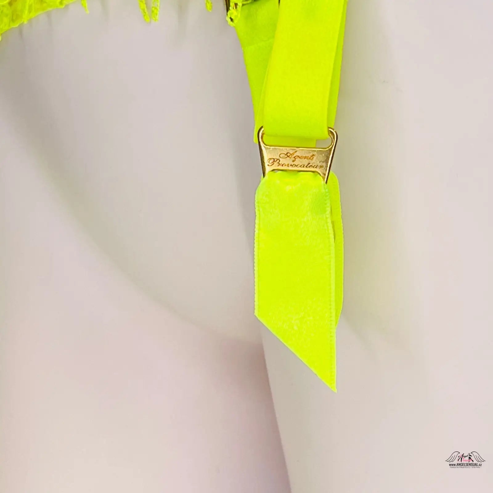 Žlutý motýlek s zlatou sponou na Agent Provocateur Podvazkový Pás Axis suspender lime s širokými elastickými pásy