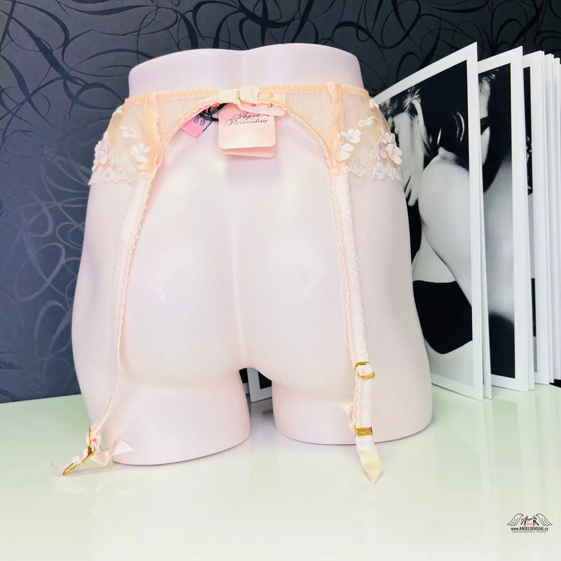 Peach-colored lace garter belt from Agent Provocateur Podvazkový Pás Bethanie with květinovými detaily