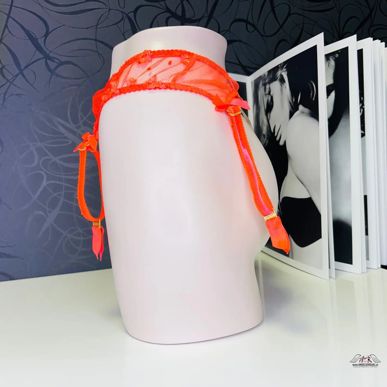 Bílý cylindrický obal s oranžovým páskem, brittnie suspender oranžová, jarní krása