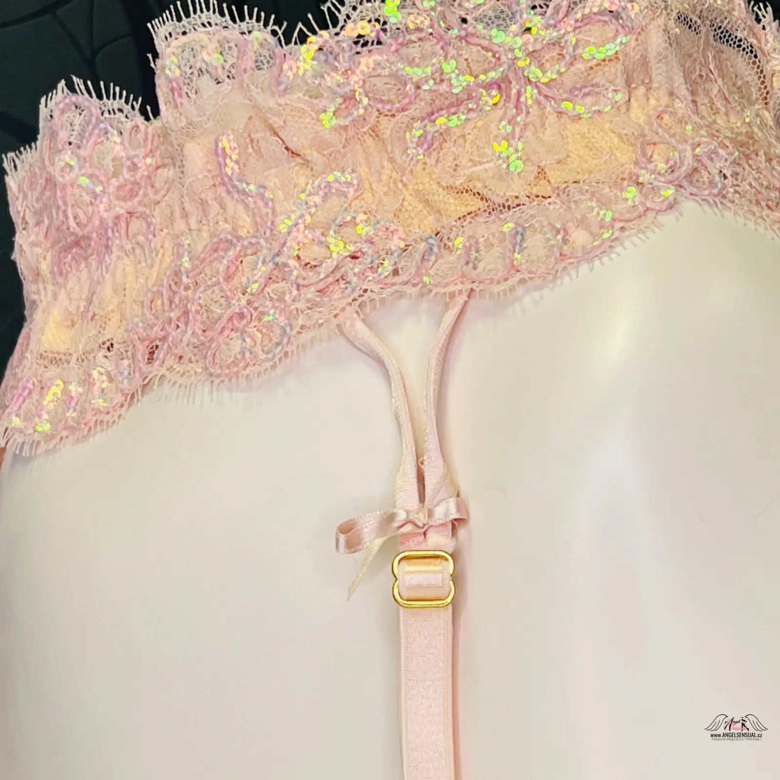 Pink lace bra s sequinovými akcenty na elegantním podvazkovém pásu Darianna