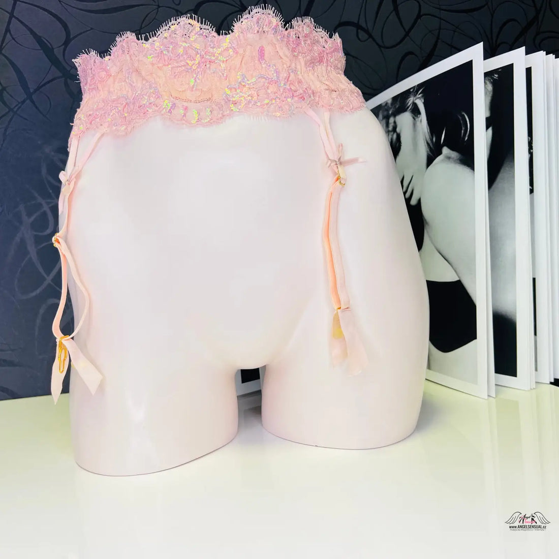 Elegantní podvazkový pás Darianna s růžovou krajkou pro sofistikovaný vzhled