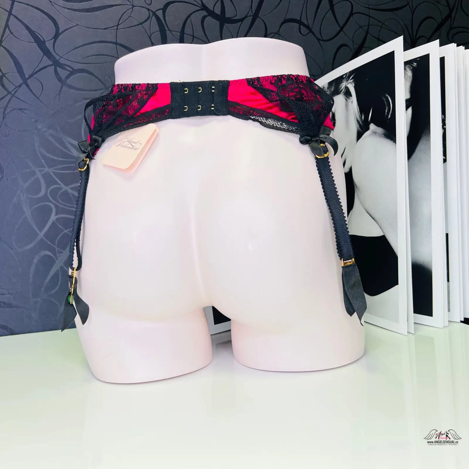 Red and black lace garter belt z hedvábného saténu Fuchsiového Hedvábného Saténu