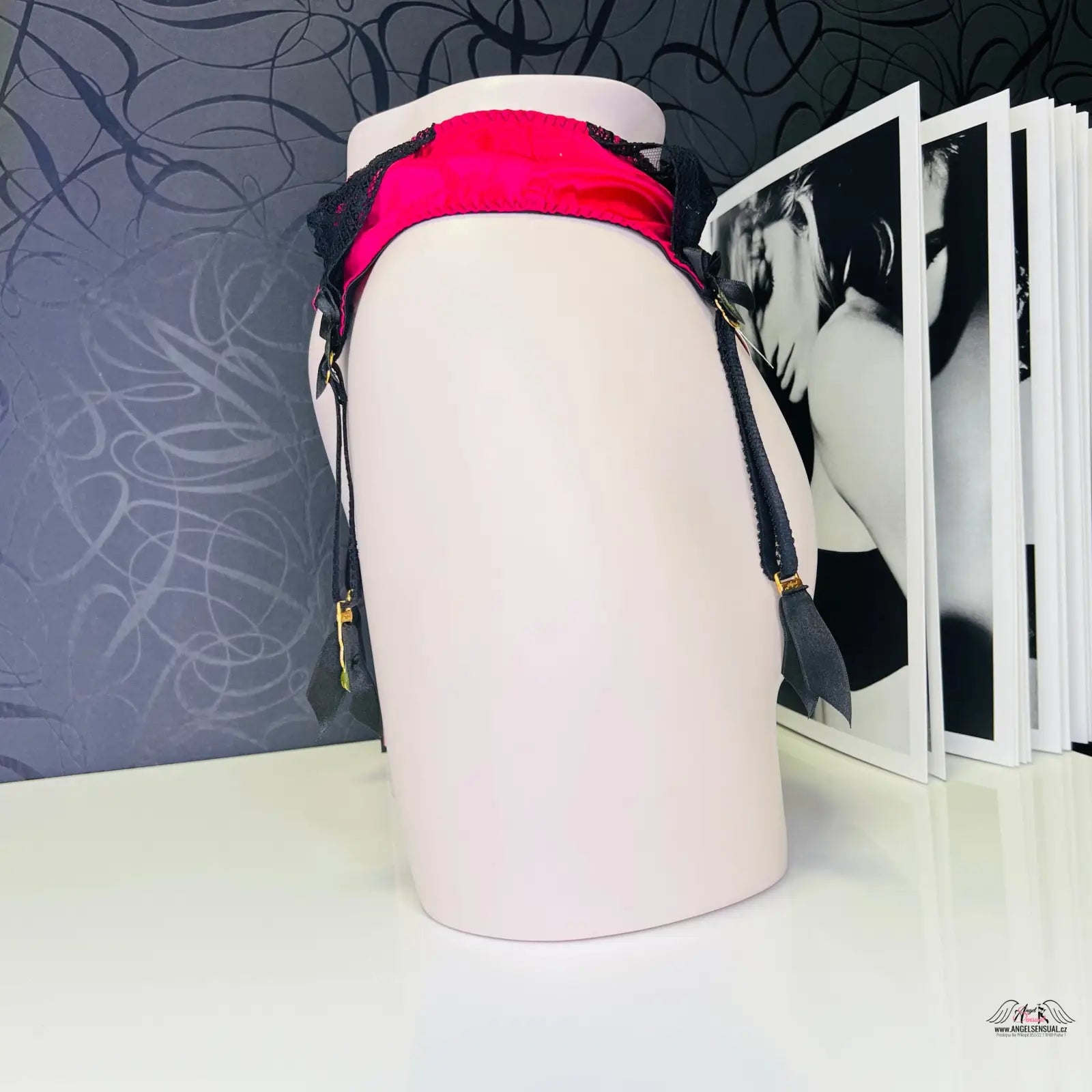 Red and black garter belt from Agent Provocateur Podvazkový Pás Dolley v hedvábném saténu
