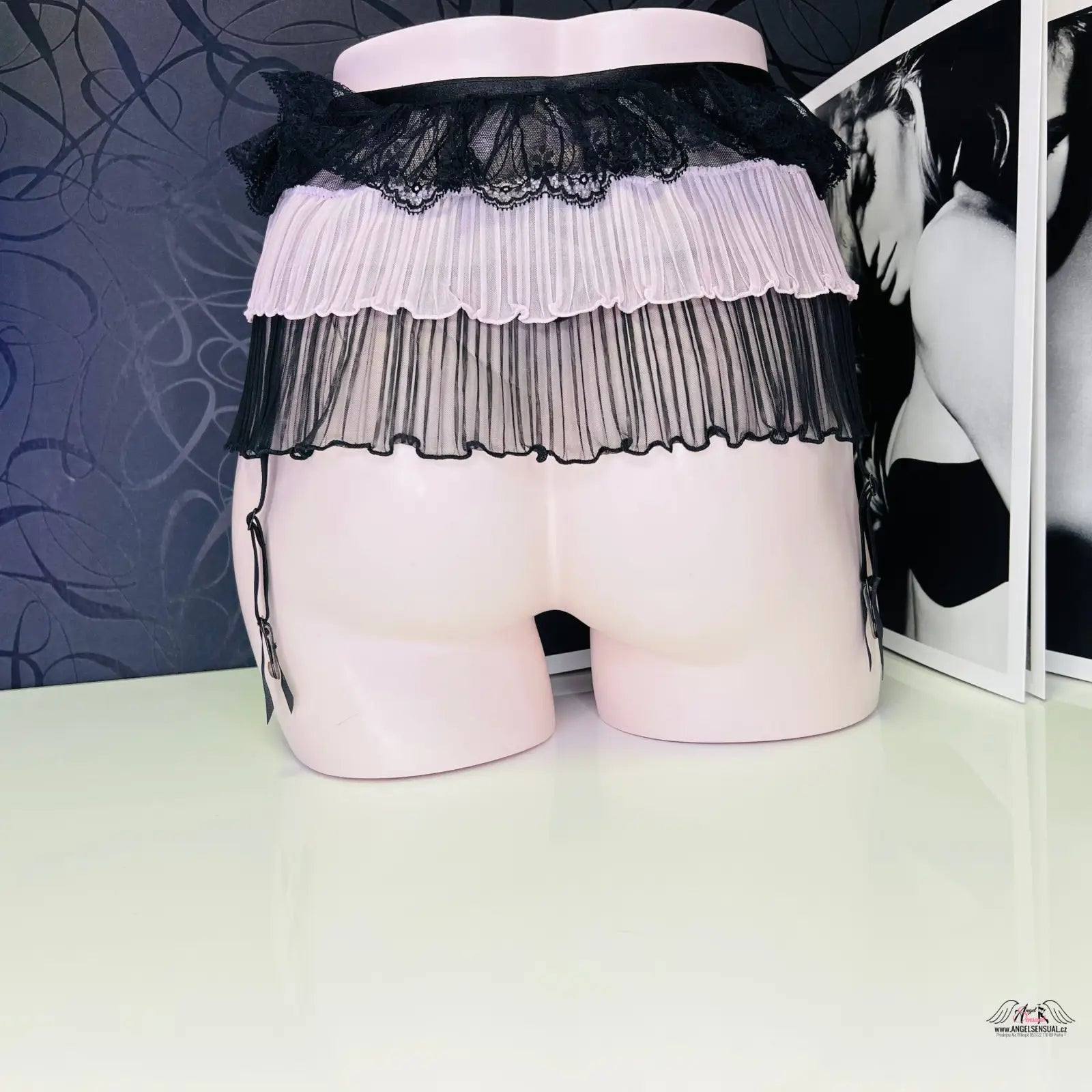 Pink mannequin s luxusním podvazkovým pásem Fifi s černými mašličkami