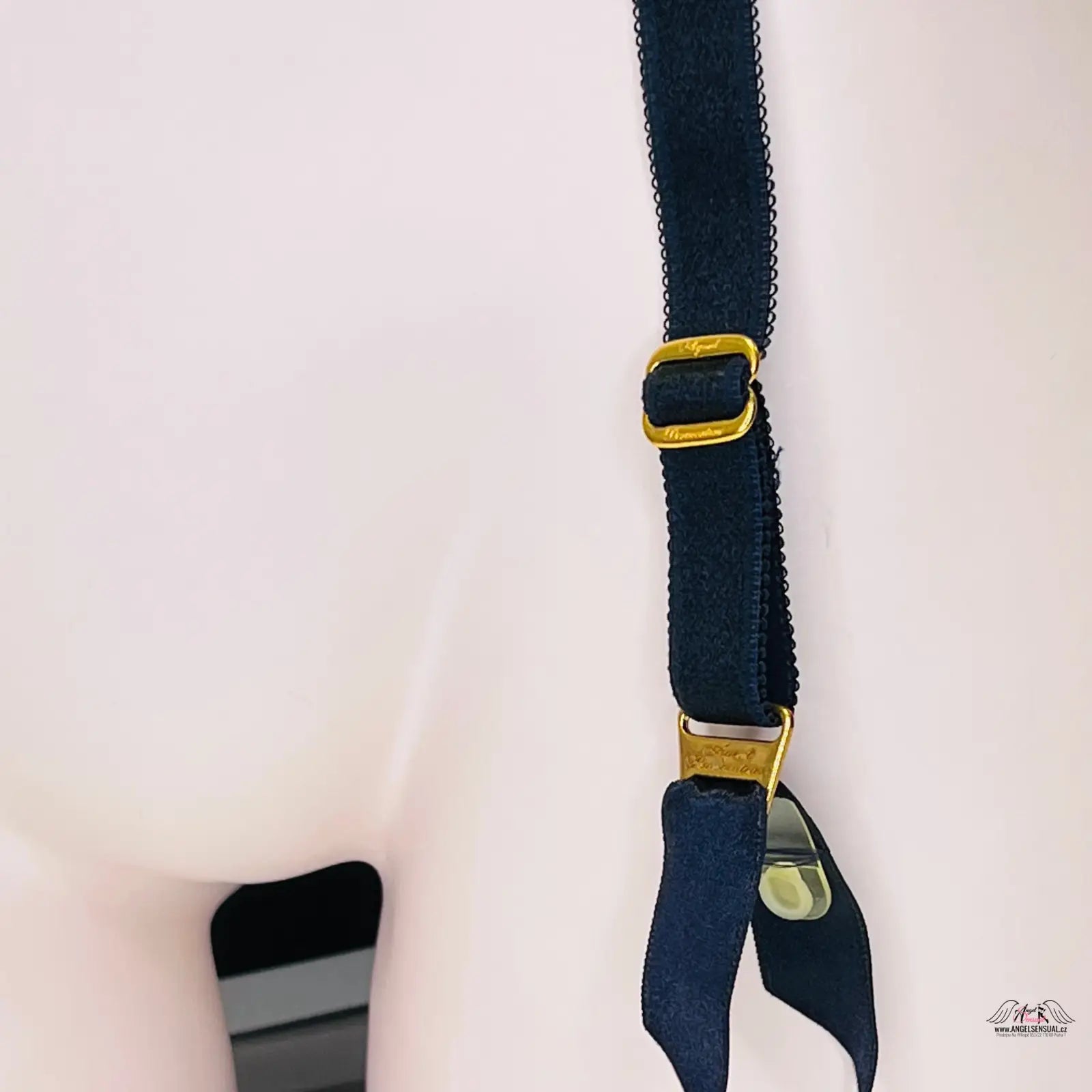 Agent Provocateur Georgie Suspender Midnight s černým garter páskem a zlatým hardware