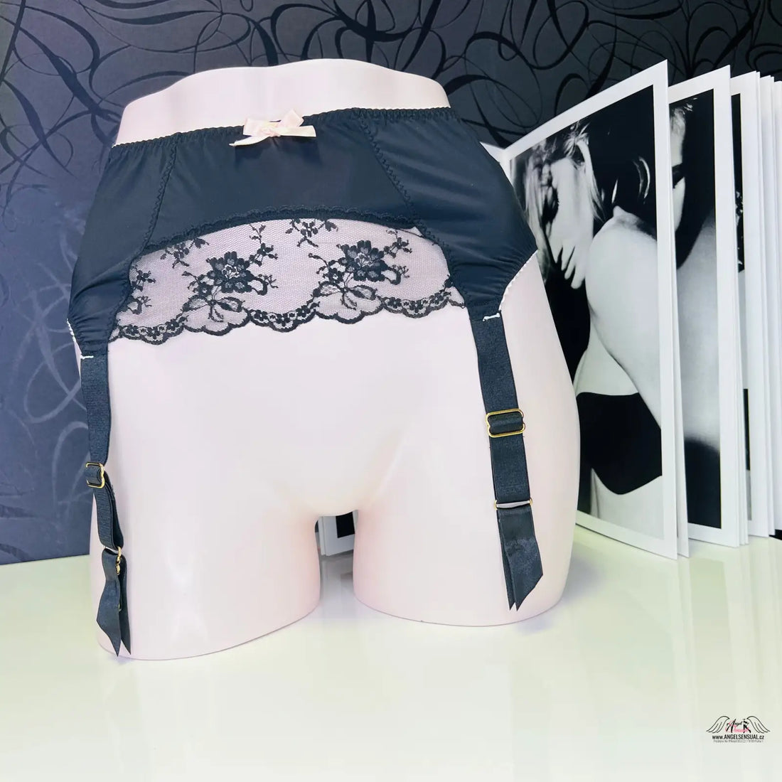 Obrázek dámských kalhotek s černým krajkovým pasem v produktu Joseline suspender black