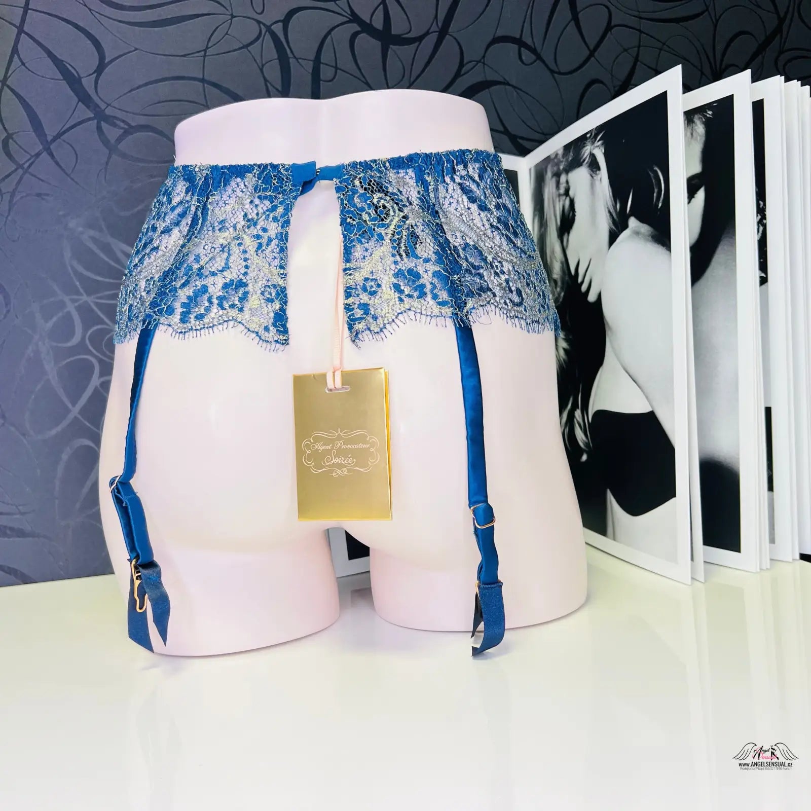 Blue lace garter belt z luxusního podvazkového pásu Kiera s jemnou síťovinou
