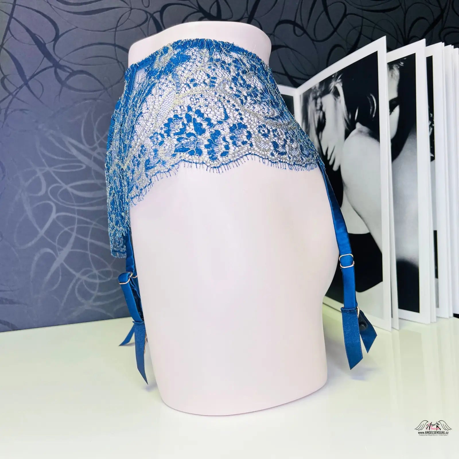 Blue lace garter belt from Agent Provocateur Podvazkový Pás Kiera with jemnou síťovinou