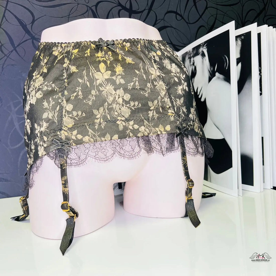 Lace garter belt with floral pattern and adjustable straps, enigmatický leoni roll Černá zlato