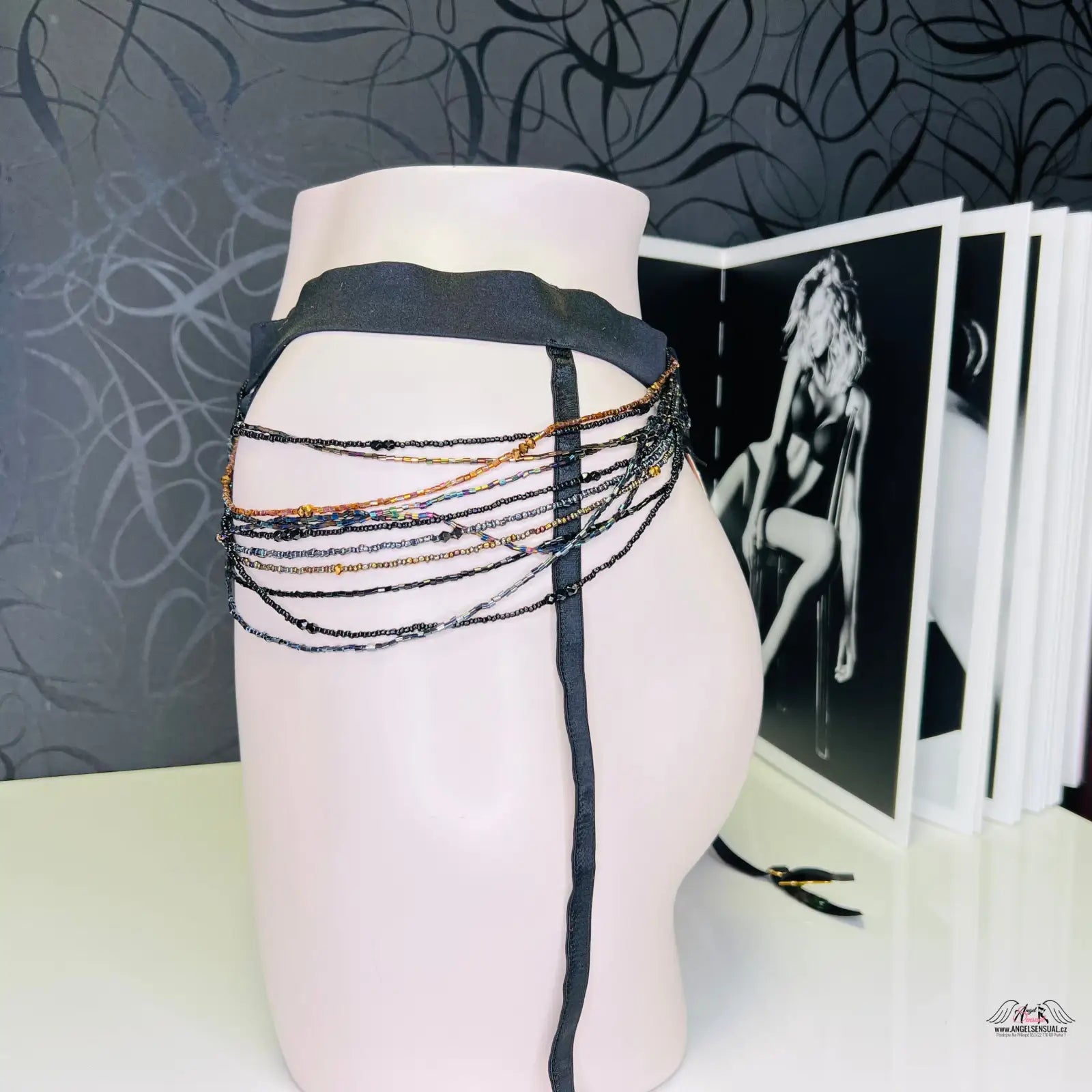 Beaded garter belt on mannequin of Luxusní podvazkový pás Podvazkový pás Lidija with zlatými detaily