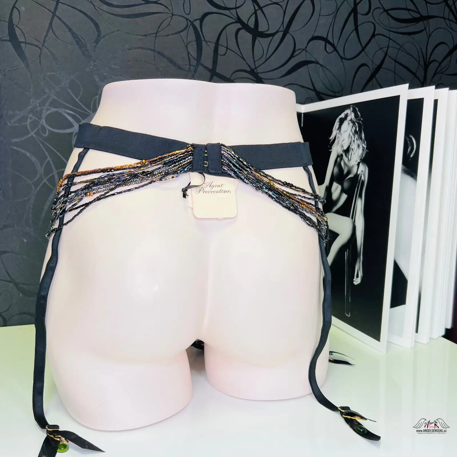 Black beaded garter belt from Agent Provocateur Podvazkový Pás Lidija with luxusní podvazkový pás se zlatými detaily