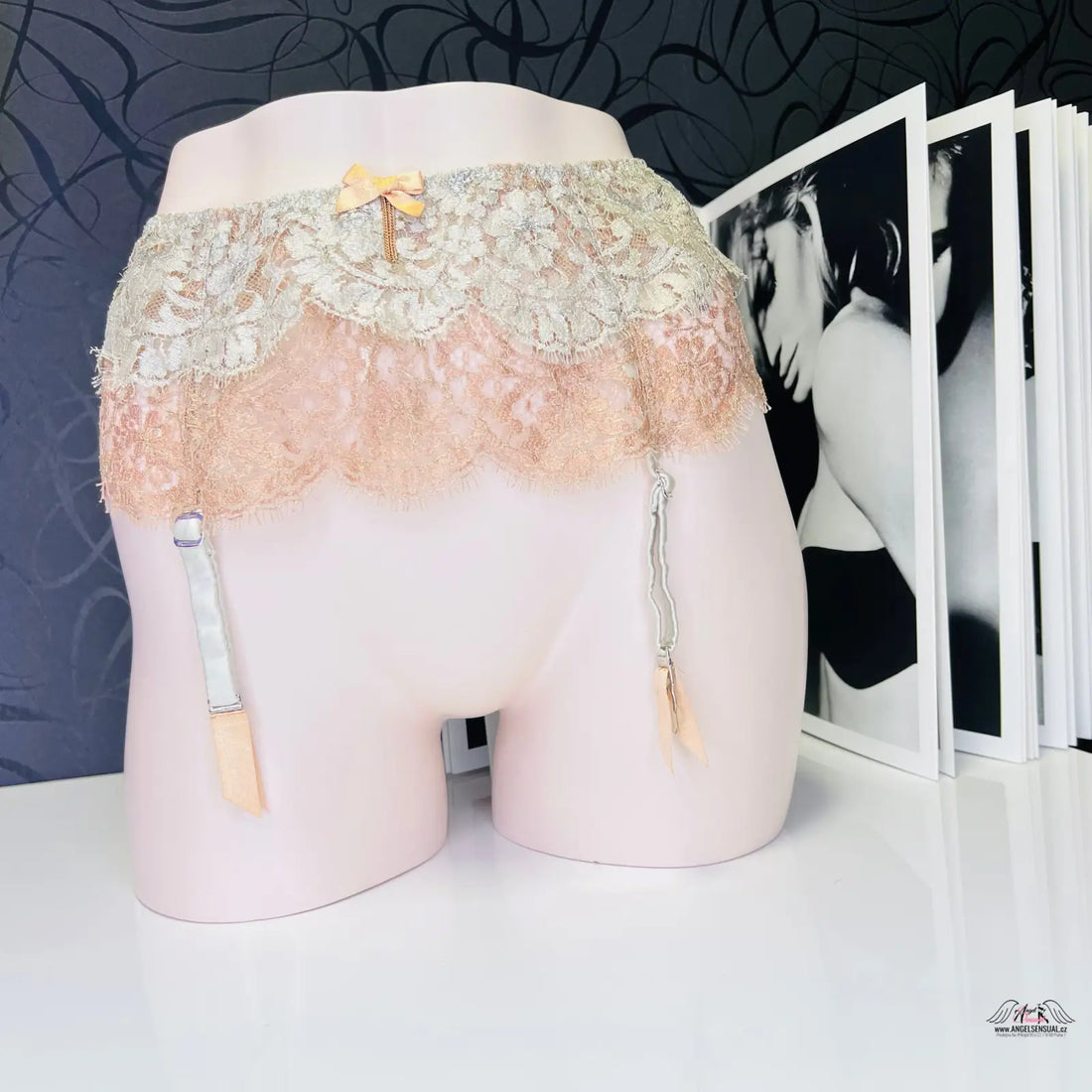 Lace garter belt with suspenders from Agent Provocateur Podvazkový Pás Lorelli for zvláštní příležitosti