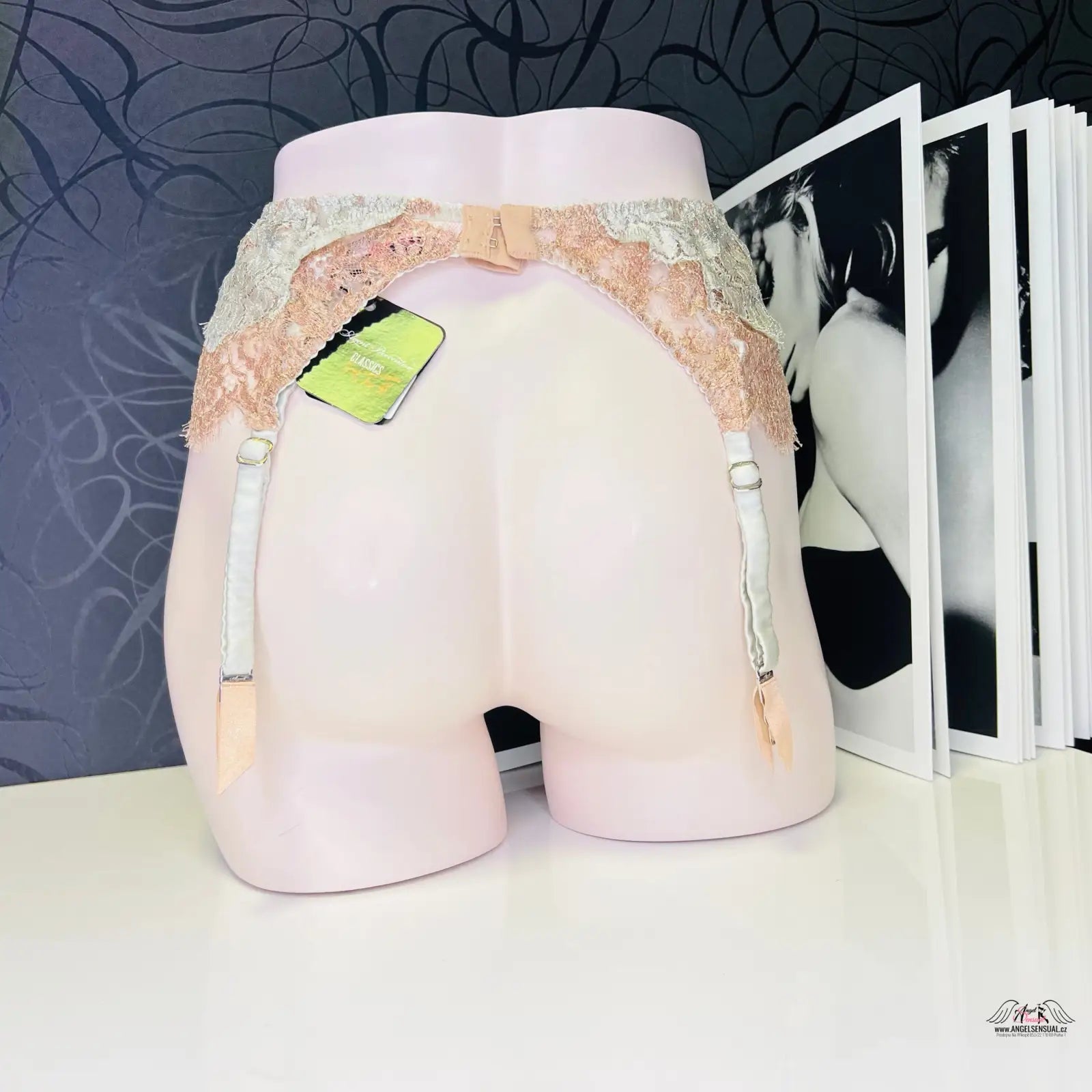 Lace-trimmed podvazkový pás Lorelli na modelu, ideální pro zvláštní příležitosti