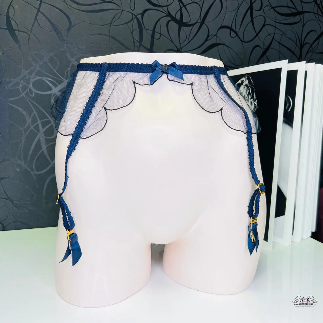 Blue garter belt with scalloped trim from Agent Provocateur Podvazkový Pás Lorna, elegantní síťovaný podvazkový pás