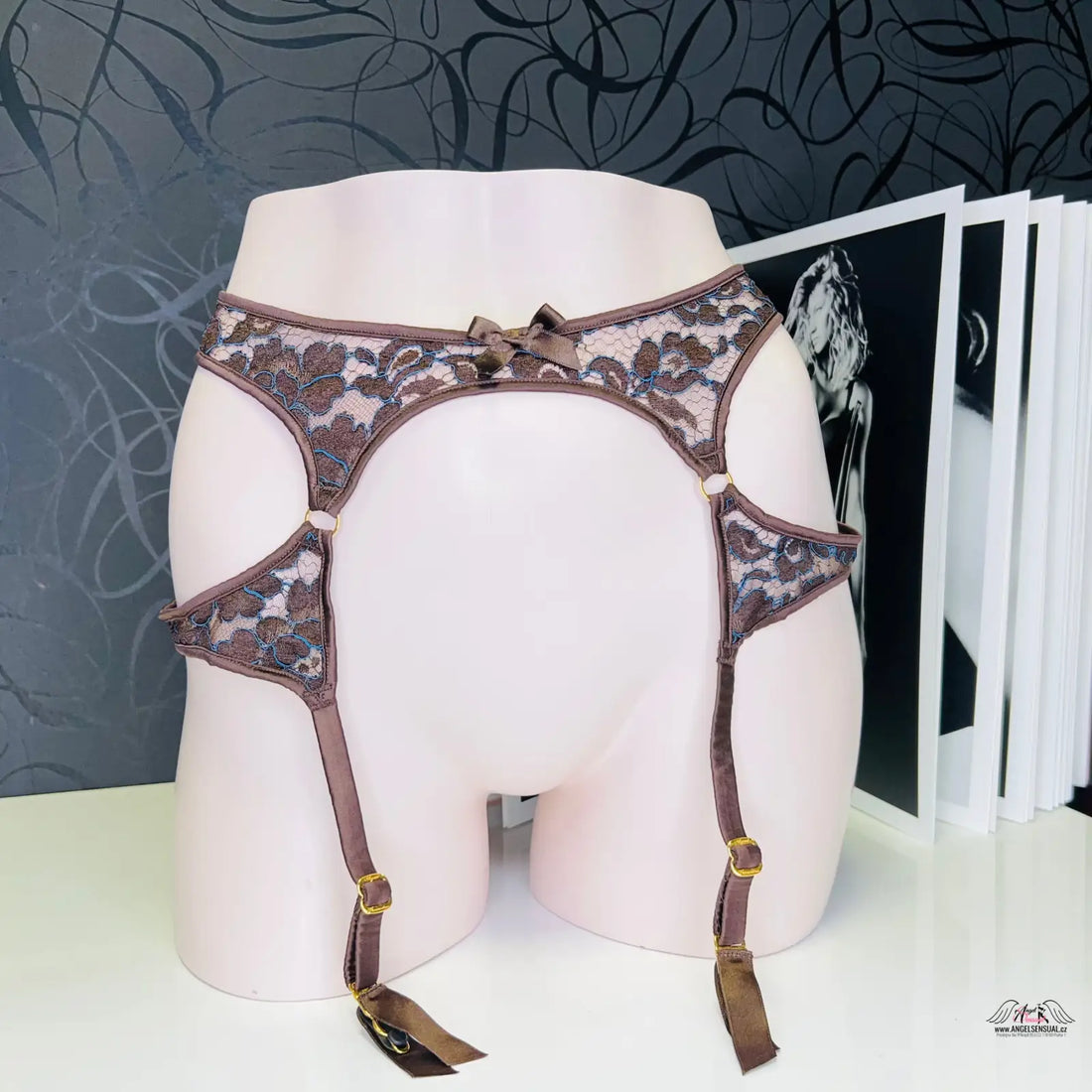 Luxusní krajkový podvazkový pás s krajkovým a saténovým designem a zlatými doplňky