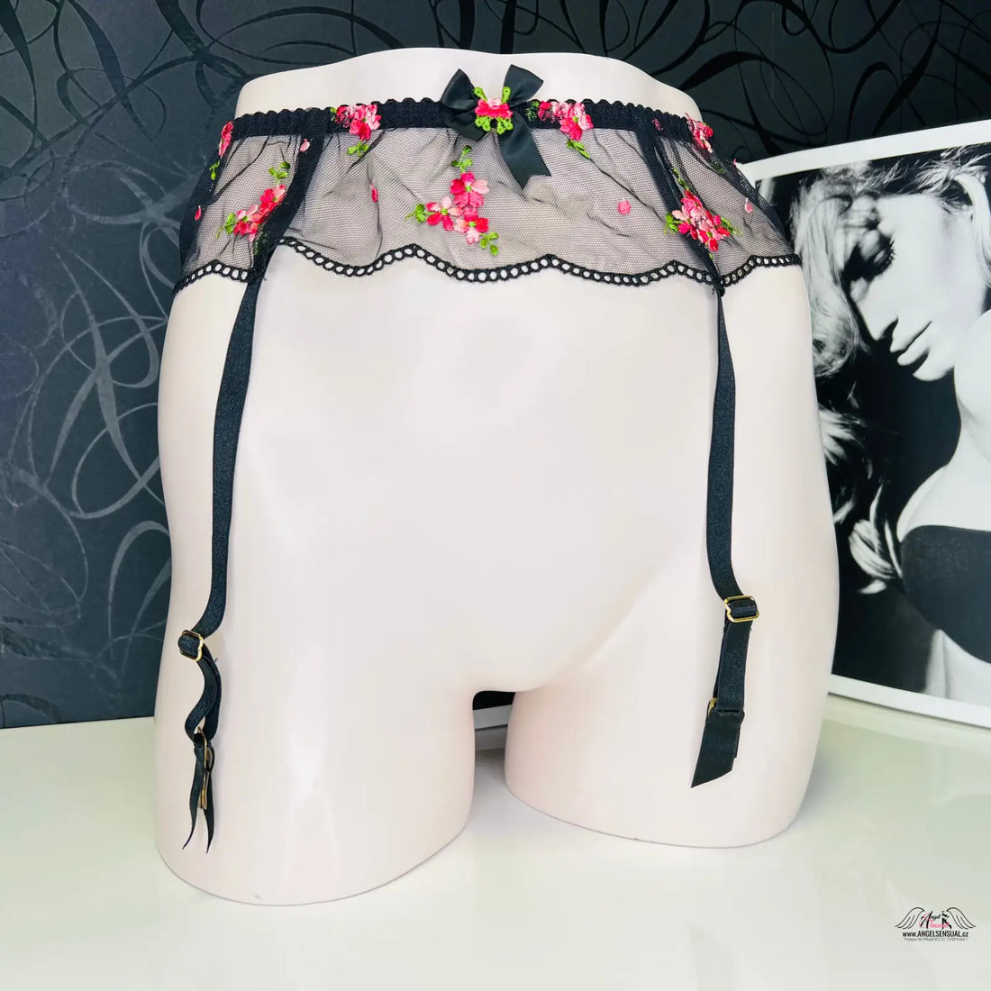 Floral embroidered black garter belt from Agent Provocateur Podvazkový Pás Mariett with krajkovým podvazkovým pásem