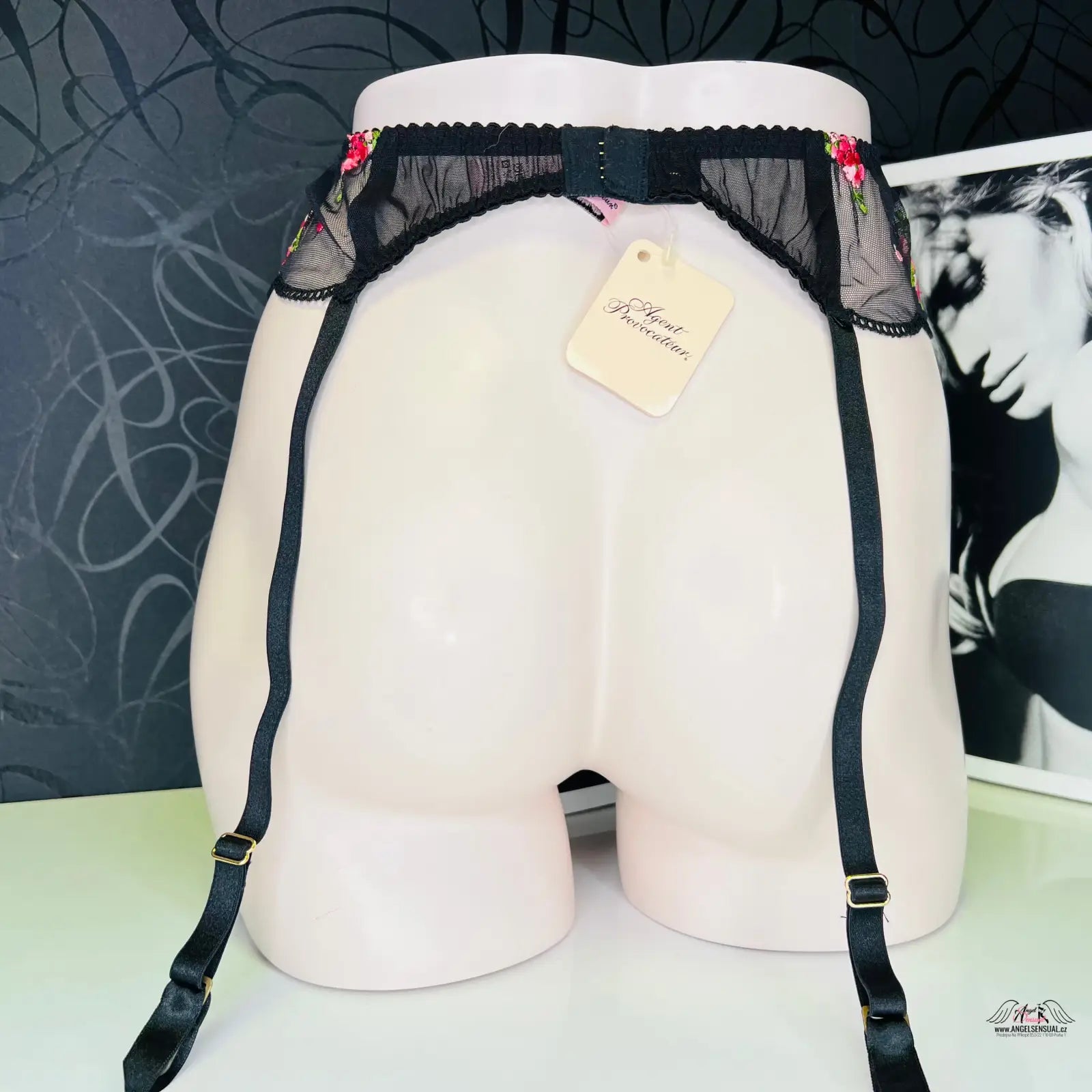 Floral embroidered black garter belt from Agent Provocateur Podvazkový Pás Mariett with krajkovým podvazkovým pásem