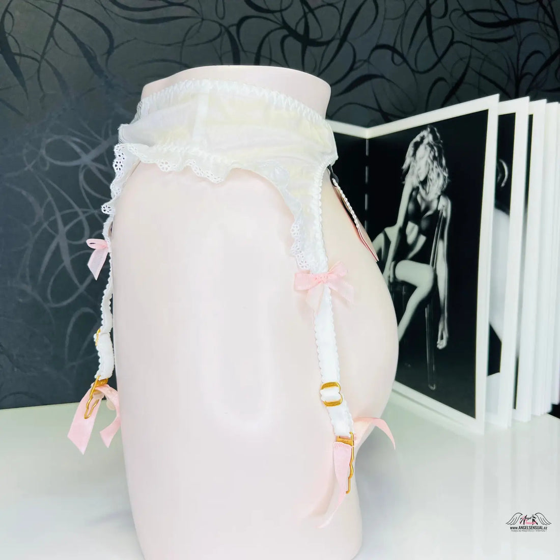 Bílý a růžový podvazkový pás Marli od Agent Provocateur, elegantní podvazkový pás