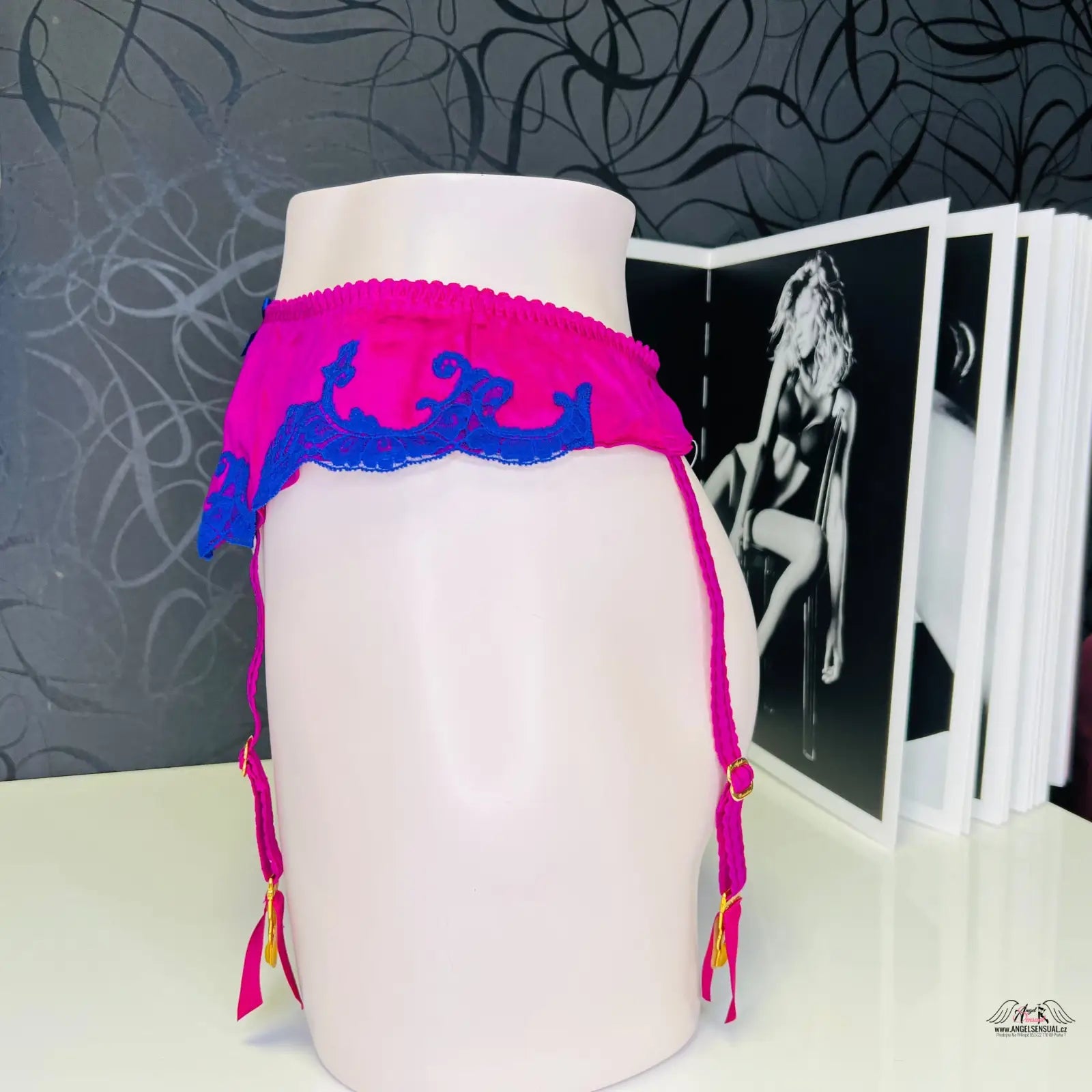 Elegantní podvazkový pás Molly Pink/Purple s jemnou krajkou a růžovo-modrým designem