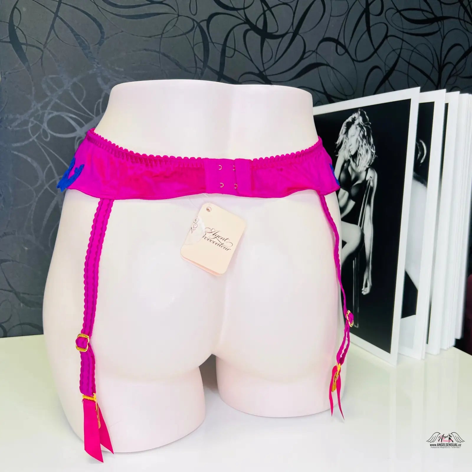 Elegantní podvazkový pás Molly Pink/Purple s jemnou krajkou na modelu