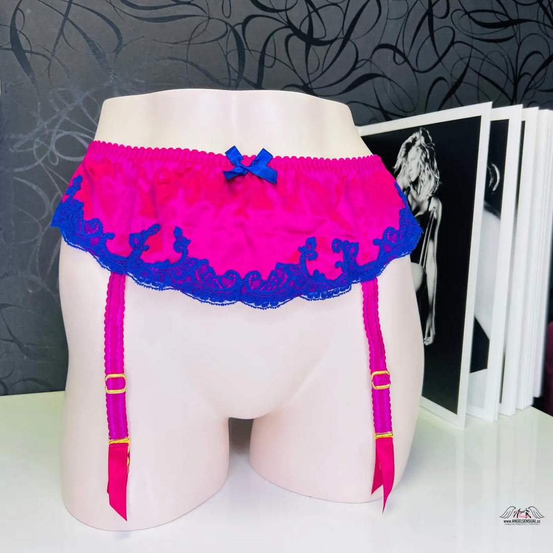 Elegantní podvazkový pás Molly s jemnou krajkou v růžové a modré barvě