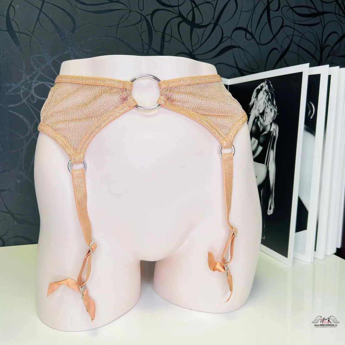Beige svůdný síťkovaný podvazkový pás Phoebe Provocateur s kovovým kroužkem