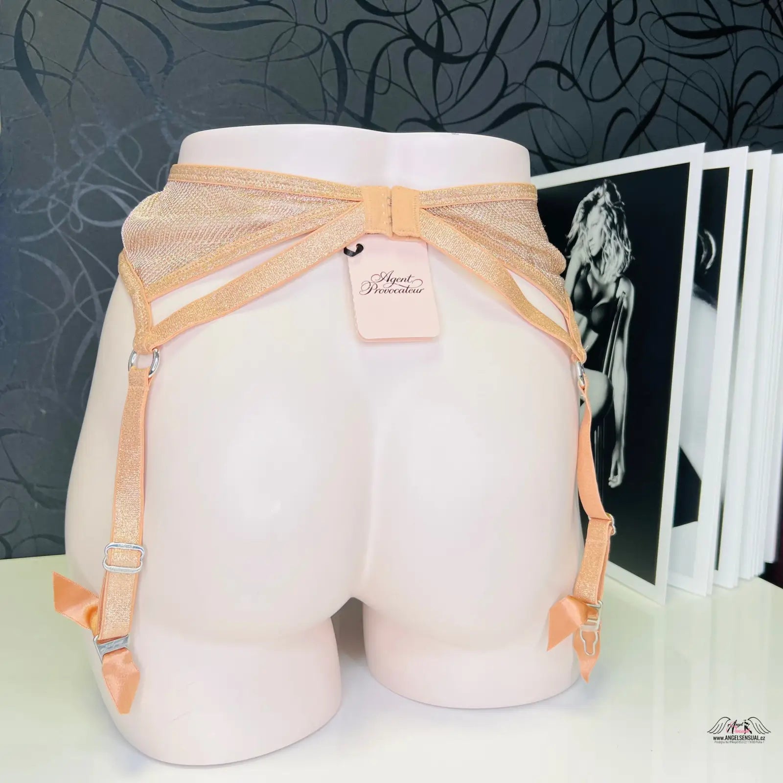 Peach-colored svůdný síťkovaný podvazkový pás Phoebe Provocateur s mašlemi