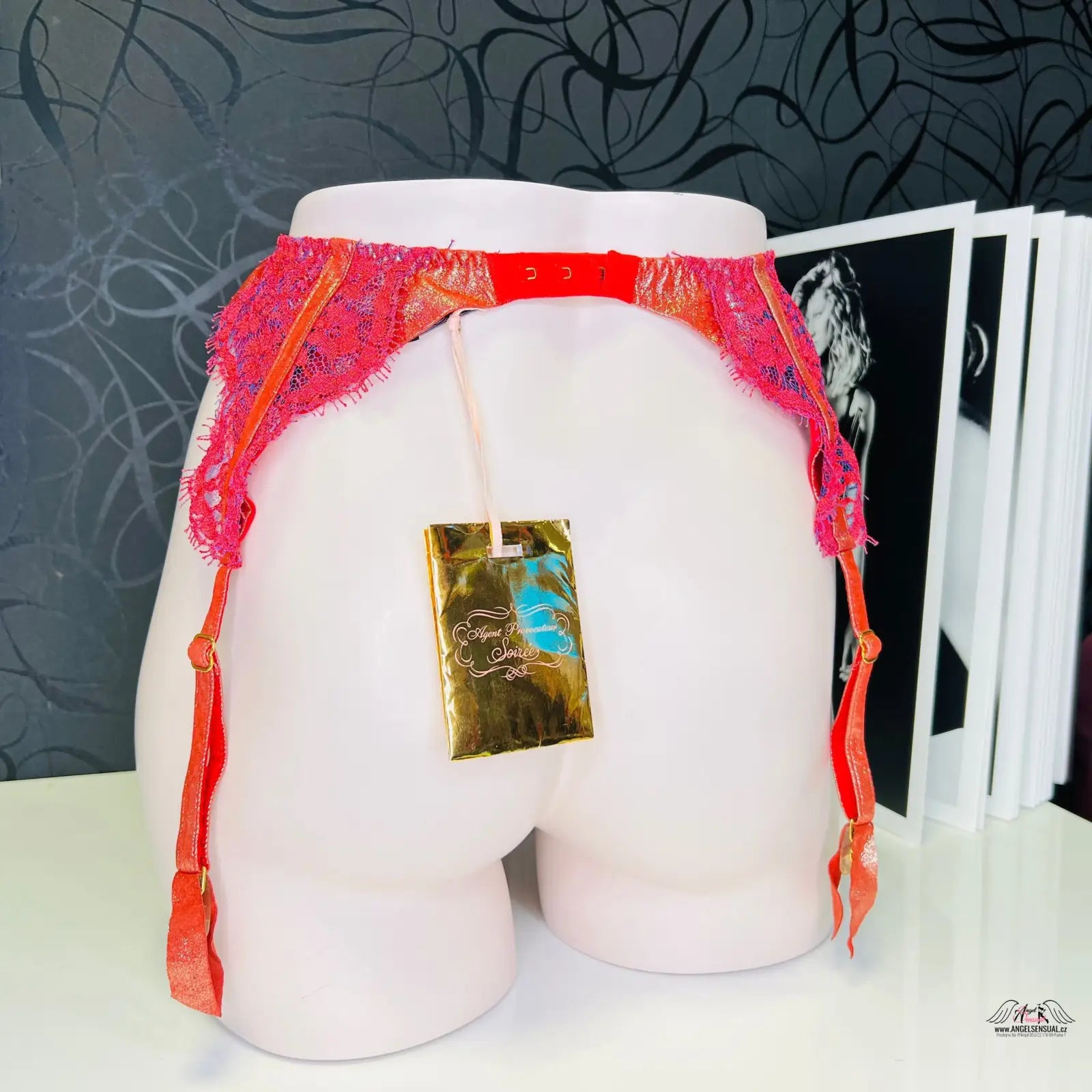 Red and pink lace garter belt with jemnou mašličkou from Agent Provocateur Podvazkový Pás Samarra, třpytivou látkou