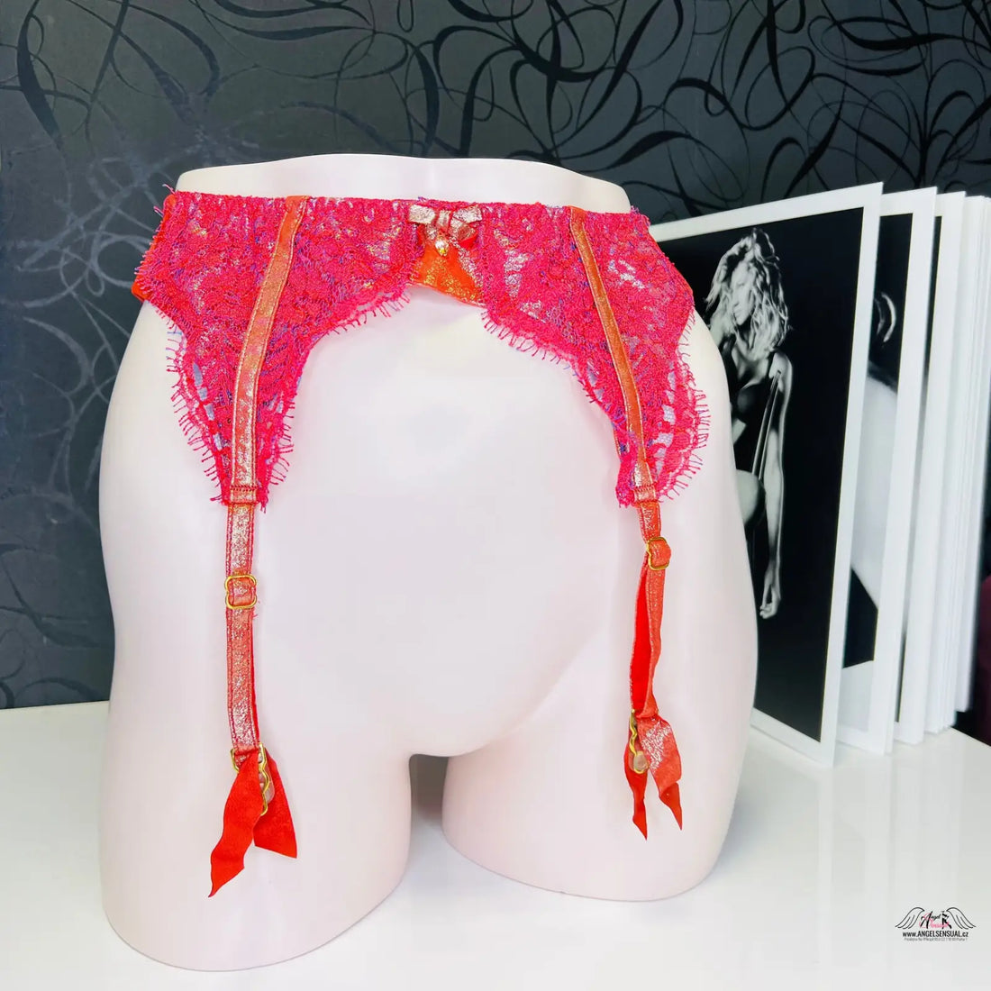 Red lace garter belt with jemnou mašličkou from Agent Provocateur Podvazkový Pás Samarra