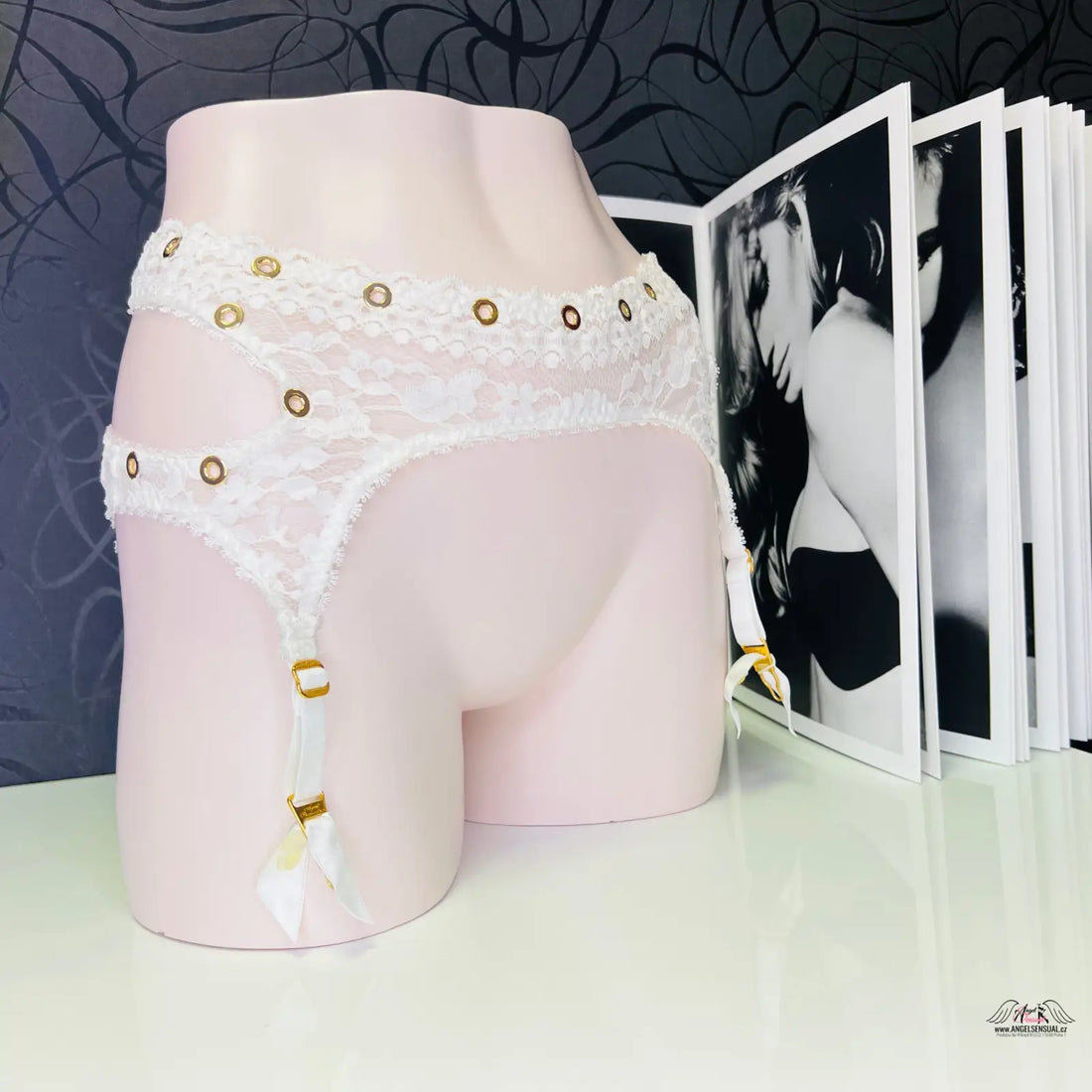 Bílý krajkový podvazkový pás Stevie s zlatými detaily a francouzskou krajkou