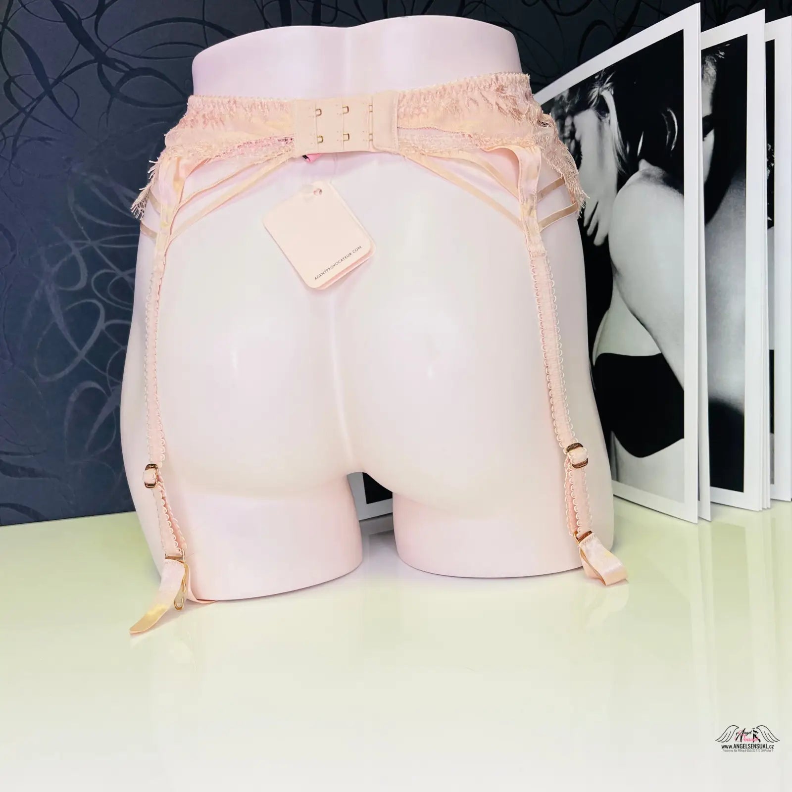 Peach-colored sexy krajkový podvazkový pás Tanya na figuríně, Agent Provocateur Podvazkový Pás