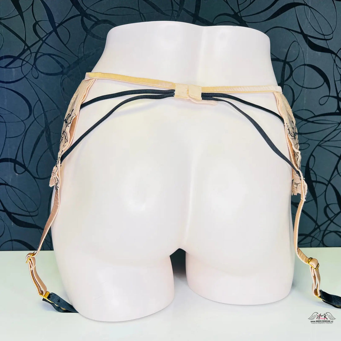 Bílý manekýn s beige a černým podvazkovým páskem Agent Provocateur Yoshie suspendery