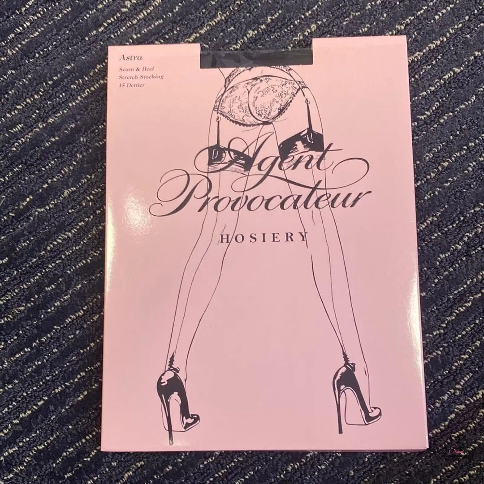Obrázek balení punčochy Astra Stretch Stocking 15 Denier s ilustrací nohou v podpatcích