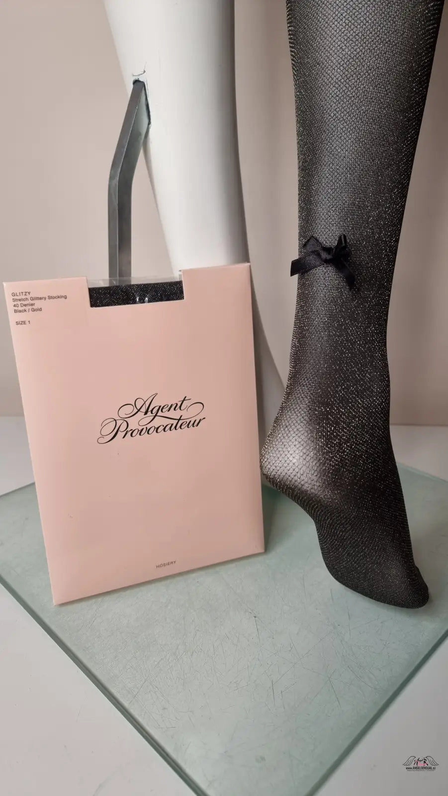 Agent Provocateur luxusní nadkolenky s černými síťovanými vzory a zlatými vlákny přinášejí eleganci