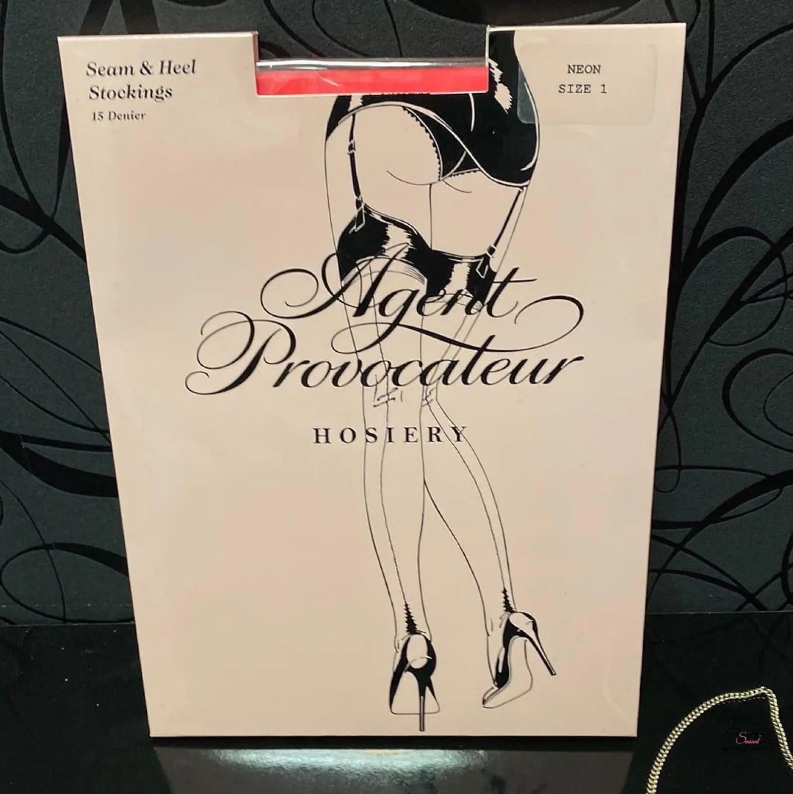Obal agent provocateur neonové nadkolenky agent provocateur s ilustrací nohou v podpatcích