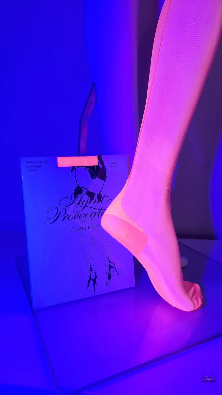 Agent Provocateur neonové nadkolenky Agent Provocateur s růžovou ponožkovou nohou