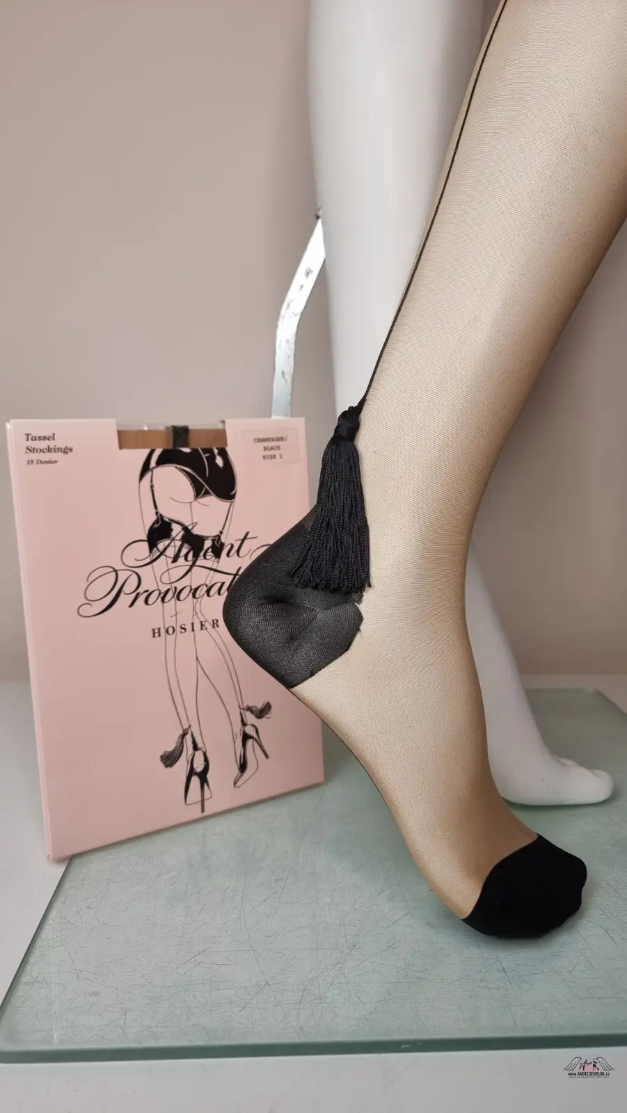 Agent Provocateur nadkolenky v odstínu champagne s třásněmi na modelové noze